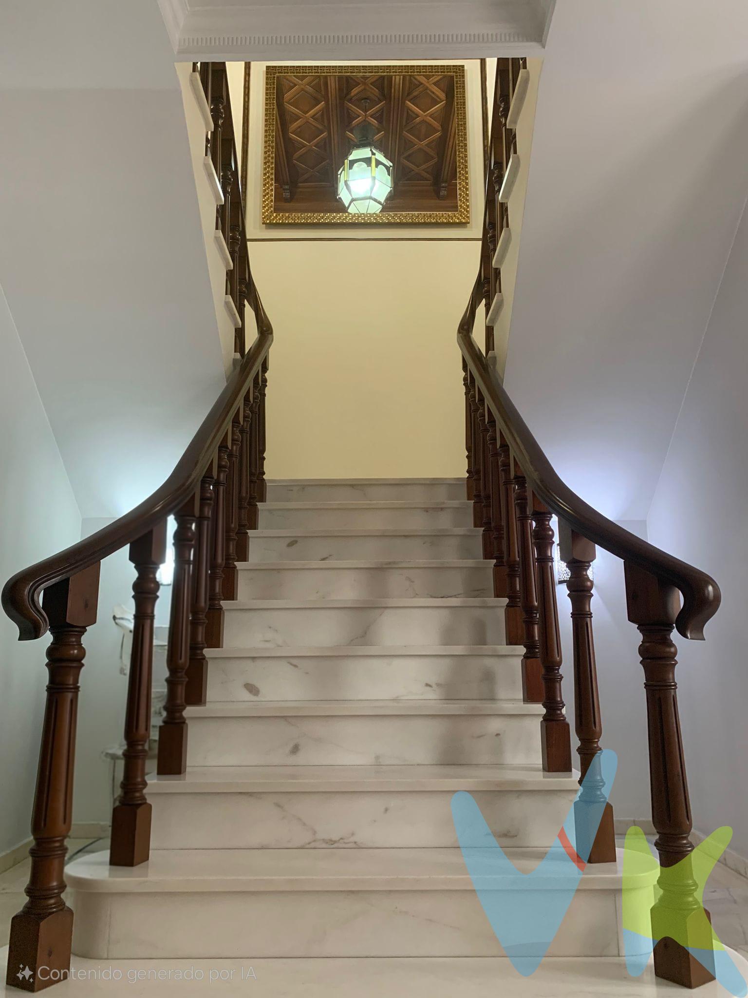 Vivienda de excelentes calidades, lista para entrar a vivir, situada en una zona residencial muy tranquila. Dispone de cuatro amplios dormitorios, con techos altos que aportan una gran sensación de amplitud, y un salón espacioso y luminoso con chimenea, ideal para disfrutar en familia o con invitados. La cocina está completamente equipada, con diseño funcional y acabados actuales, y la vivienda cuenta con dos baños completos. 

Destacan sus elegantes suelos de mármol, carpintería interior de madera y ventanas con doble acristalamiento, que aseguran un excelente aislamiento térmico y acústico. 

Además, se incluye una plaza de garaje privada co acceso directo a la vivienda.  Es una propiedad perfecta para quienes buscan confort, calidad y tranquilidad en una vivienda lista para habitar sin necesidad de reformas.

Honorarios de la agencia inmobiliaria, impuestos (el Impuesto de Transmisiones Patrimoniales, IVA o AJD, en su caso), otros gastos de la compraventa (gastos de registro de la Propiedad, Notaría, gestoría ni de posible financiación). Documento DIA a disposición del consumidor según Decreto 218/2005 Junta de Andalucía.