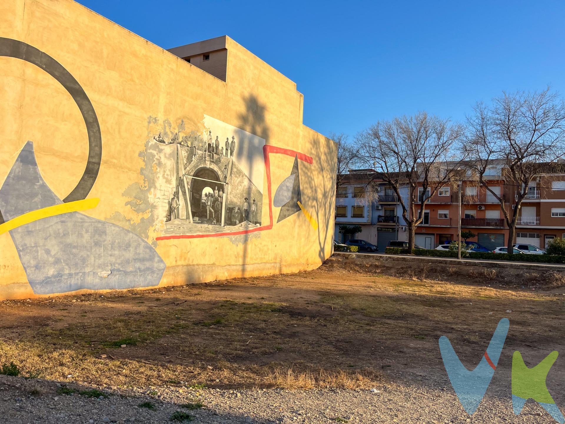Solar urbano de 834 m² ubicado en la Calle Colón, en el mismo centro de L’Alcúdia de Crespins (Valencia). . Está clasificado como suelo urbano consolidado, dentro de la ordenanza ENS-18, lo que permite construir planta baja más 3 alturas. La edificabilidad estimada es de unos 2.835 m² sobre rasante, con ocupación del 100% en planta baja y del 80% en plantas superiores. El solar tiene una repercusión muy ajustada, en torno a 150 €/m² edificable, lo que lo convierte en una muy buena oportunidad para desarrollar un edificio plurifamiliar con local comercial en planta baja. Está rodeado de viviendas, bancos, comercios y servicios, y a solo 5 minutos a pie de la estación de Cercanías (línea C2 a Valencia). Ideal para promotores que busquen buena ubicación, volumen edificable y margen razonable. La descripción del presente inmueble e imágenes tienen mero carácter informativo y en ningún caso carácter contractual, pudiendo ser modificados por la inmobiliaria comercializadora sin que ello implique responsabilidad alguna frente a terceros. En el precio de venta a público, esta propiedad NO incluye los gastos de adquisición (Notario, registro, gestión, honorarios, etc…).