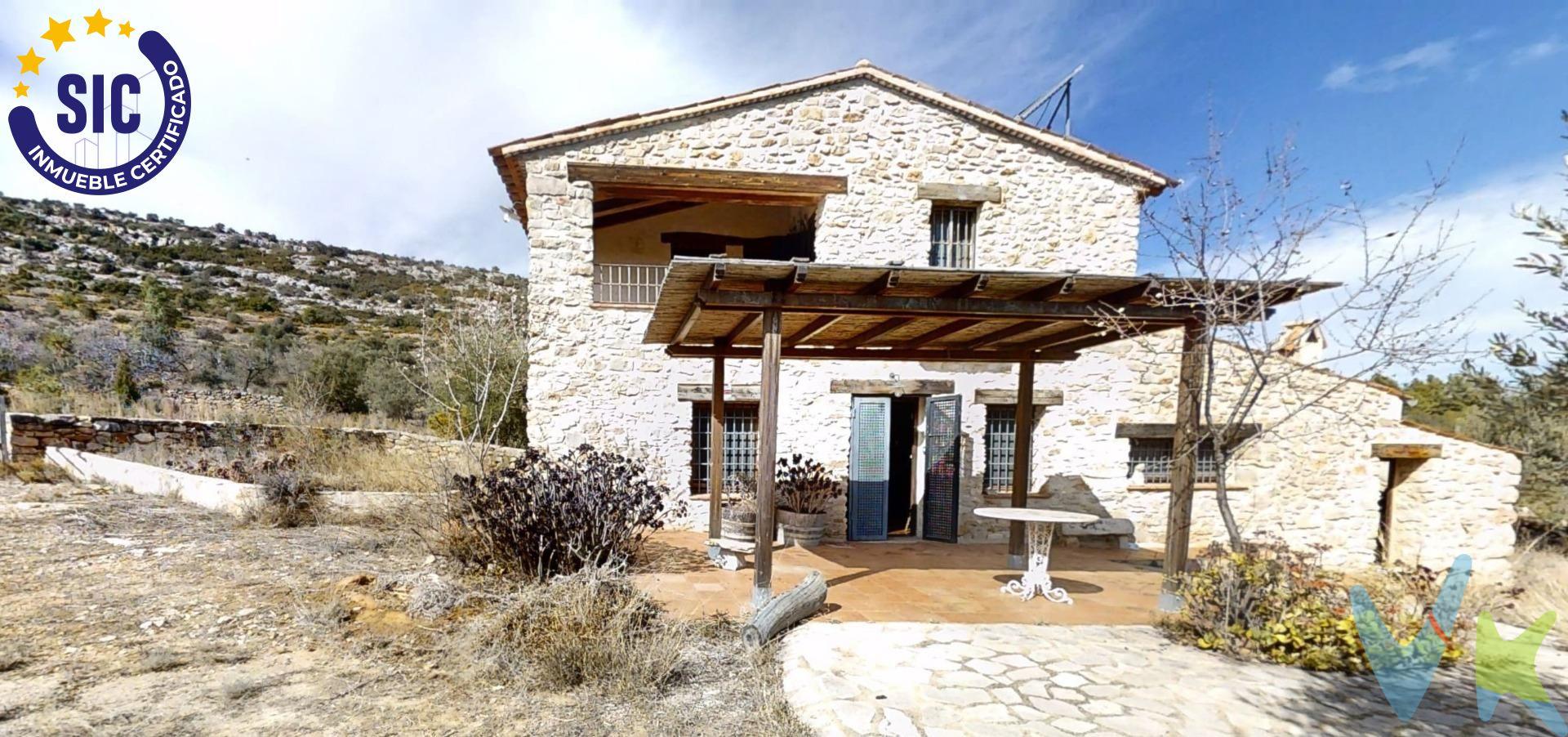 Quieres vivir en pleno centro de la Naturaleza rodeado de  espacio verde ?. . Tu ilusión es vivir en una casa rustica situada en un paraje natural ?. Pues si quieres levantarte por la mañanas y escuchar los sonidos de los pájaros, antes de salir a hacer una ruta de senderismo por las montañas verdes que se encuentran en el termino de Sierra Engarceran,  éste es el entorno que estás buscando. Esta casa de 210m2 construidos está ubicada dentro de un terreno propio de 10.000 m2 situada en La Partida Vilarets, proximo a la poblacion de Benlloch y al Aeropuerto de Castellón. Cuando la veas dirás: . Esta casa es muy acogedora, por su encanto rustico, por su fachada de piedra, por su decoración interior con techos abovedados y con vigas de madera, porque todo éste conjunto de cosas te hace sentir un romanticismo por lo rural y sobre todo, por vivir en plena naturaleza, porque estár sentado en alguna de sus terrazas frente a un gran espacio verde y tranquilo, no tiene precio.!!. Esta casa tiene instalada calefacción por radiadores en todas sus estancias, placas solares, mosquiteras en todas las ventanas y consta de una construcción de planta baja y una altura. En la planta baja encontramos un gran espacio reservado al salón con grandes sofás, un espacioso comedor con chimenea donde poder sentarse más de 10 personas alrededor de la mesa, una gran cocina independiente con algibe de agua y chimenea, donde tienes espacio suficiente para poder comer dentro de ella, una habitación doble y un baño completo. La planta de arriba tiene de 2 habitaciones dobles con salida a una gran terraza y un baño completo. Adosados a la casa tienes construidos dos espacios más, uno de ellos para trastero, lavadero y otro para aljibe de agua y una gran terraza. No se si podré describirte la tranquilidad y las buenas sensaciones que trasmite esta vivienda, por lo que te recomiendo que nos llames y te daremos mas información para poder visitar ésta propiedad.  . La venta de esta propiedad se gestiona mediante contrato de EXCLUSIVA, donde más de 150 agencias colaboradoras tienen la ventaja de poder ofrecer a sus potenciales compradores este inmueble, lo que le garantiza un servicio de calidad, un trato fácil, sencillo y sin interferencias de terceros. Por este motivo, se ruega no molestar al propietario, a los ocupantes de la propiedad, a los vecinos o conserjes del edificio o urbanización si los hubiera. Si Usted es agencia inmobiliaria y tiene un cliente para éste inmueble, llámenos, estaremos encantados de colaborar en ésta y otras operaciones.