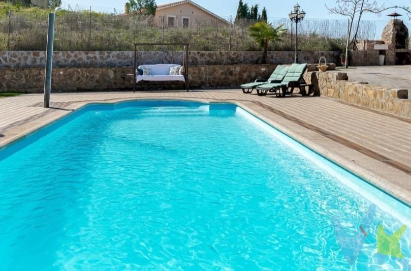 A veces la vida nos regala la oportunidad de empezar de nuevo en un lugar que lo tiene todo. Y este exclusivo chalet en Chinchón, Madrid, es ese lugar especial donde los sueños se convierten en momentos inolvidables. Ubicado sobre una parcela de 1.150 metros cuadrados, este hogar es mucho más que una casa: es un refugio de calma y bienestar a tan solo unos minutos de la ciudad. Al abrir la puerta, un cálido recibidor nos da la bienvenida, marcando el inicio de un recorrido lleno de luz y armonía. El salón-comedor invita a largas sobremesas en familia o a tardes tranquilas viendo cómo la luz del atardecer se cuela por sus ventanas. La planta principal se completa con tres habitaciones acogedoras, un baño amplio y cómodo, cocina, una práctica despensa y la promesa de nuevos momentos al descender a la planta baja. La planta inferior es una de las grandes joyas de esta vivienda. Su frescura natural la convierte en un espacio perfecto. Aquí, un salón ofrece infinitas posibilidades: tardes de juegos en familia, noches de cine improvisadas o simplemente un rincón donde desconectar y leer un buen libro. Además, cuenta con una habitación extra y un baño completo, ideal para invitados o para que los jóvenes de la casa tengan su propio espacio, y una despensa adicional junto a un acceso directo al garaje, que aporta comodidad y practicidad a la vida diaria. Pero es al salir al exterior donde el alma de esta casa cobra vida. Una gran piscina espera para convertirse en el escenario de risas, juegos y recuerdos de verano. Junto a ella, una zona de barbacoa y un cenador invitan a celebrar las noches estrelladas, con cenas interminables en buena compañía, mientras una suave brisa acaricia el ambiente. El baño exterior, pensado para la máxima comodidad, es el detalle que confirma que cada rincón de esta propiedad ha sido creado para disfrutar sin preocupaciones. Y mientras los días pasan, las vistas abiertas al horizonte regalan puestas de sol que cortan el aliento, recordándonos que hay momentos que no se pueden explicar, solo vivir. El encanto de esta vivienda se completa con el privilegio de estar en Chinchón, uno de los pueblos más bonitos de España. Su histórica Plaza Mayor, su exquisita gastronomía y la hospitalidad de sus gentes crean un entorno lleno de vida y tradición, donde cada paseo se convierte en un descubrimiento. Además, llegar desde Madrid es sencillo y rápido: en coche por la A-3 y M-311 o por la A-4 y M-404, el trayecto apenas supera los 40 minutos. También hay conexiones de autobús directo, ideales para quienes prefieren el transporte público. Este chalet no es solo un lugar donde vivir: es el escenario perfecto para una vida que merece ser vivida plenamente, rodeada de naturaleza, tranquilidad y belleza. 📞 Contáctanos hoy mismo y agenda tu visita. ¡No dejes pasar esta oportunidad!. 💬 Impuestos y gastos NO incluidos: ITP, IVA, IAJD, notaría, registro, gestoría, tasación, etc. 🏦 ¿Necesitas financiación? Te ofrecemos un estudio hipotecario gratuito y personalizado. 