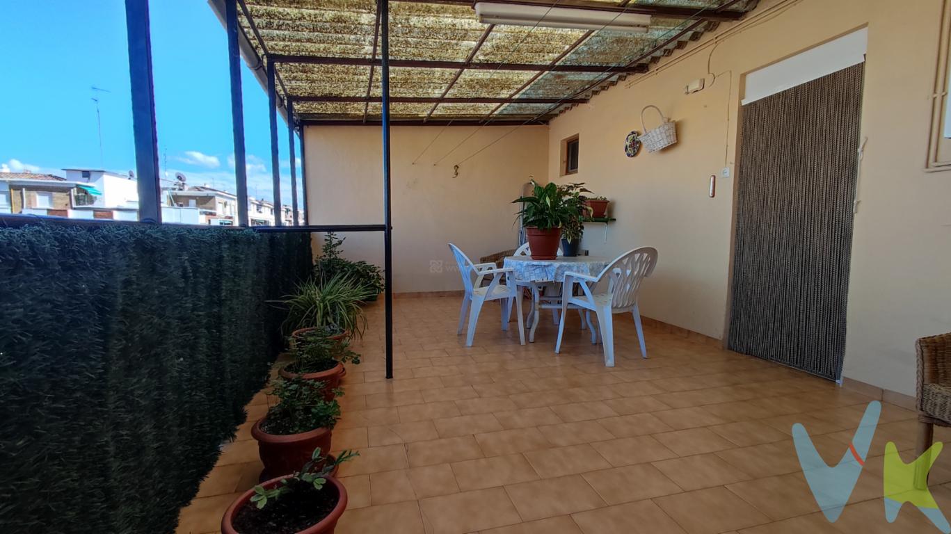 Ático con gran terraza de unos 25 m2. en el centro de Logroño.¡¡ Vistas espectaculares ¡¡En EXCLUSIVA en INMOBILIARIA SOLOZÁBAL.Ascensor. Orientación norte sur.Dispone de salón, cocina, 3 dormitorios y un baño. Calefacción individual de gas. Suelos de gres. Carpintería exterior de PVC con climalit e interior de madera. Exterior. Todos los servicios en el entorno.