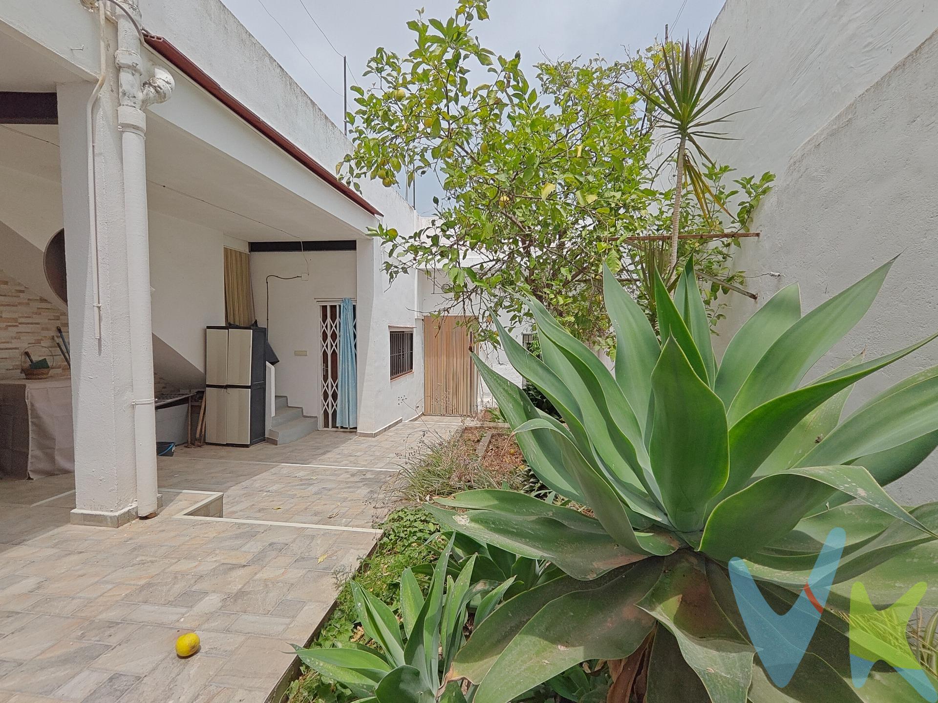 ¿Buscas calidad de vida a un precio asequible sin renunciar a la proximidad de la gran ciudad? Esta es la oportunidad que estabas esperando. Ponemos a la venta una magnífica casa en Llaurí, una ubicación privilegiada que combina la tranquilidad de un entorno natural con una excelente conexión con la costa y la capital. La propiedad cuenta con 138 m2 de superficie y 107 m2 construidos, ofreciendo un espacio optimizado, funcional y listo para entrar a vivir. Características destacadas:. Reformada: Espacios renovados y listos para disfrutar. Distribución ideal: La vivienda dispone de 4 habitaciones, un amplio salón perfecto para el descanso y una cocina independiente totalmente funcional. Confort asegurado: Equipada con ventanas de climalit (garantizando aislamiento térmico y acústico) y aire acondicionado para los meses de verano. Detalles prácticos: Dispone de zona de lavandería con pila para mayor comodidad en el día a día. La joya de la casa: Una espectacular terraza solárium desde donde podrás disfrutar de unas vistas únicas, combinando la brisa del mar y la serenidad de la montaña. Ubicación estratégica y calidad de vida: Vivir en Llaurí te ofrece lo mejor de dos mundos: Cerca de la playa: Estarás a solo 15 minutos en coche de las playas de Cullera, permitiéndote disfrutar del mar siempre que quieras sin el bullicio de vivir en primera línea. Conexión rápida con Valencia: ¿Necesitas llegar a la gran ciudad? La ubicación es excelente, con un trayecto de aproximadamente 32 minutos en coche hasta Valencia. Es la opción perfecta para quienes buscan la tranquilidad de un pueblo encantador sin alejarse de las oportunidades y servicios que ofrece la capital valenciana. Es una propiedad ideal tanto si buscas tu primera vivienda como si quieres una segunda residencia a un precio muy competitivo. No dejes pasar esta oportunidad de vivir en una casa independiente, con espacios al aire libre y todas las comodidades. ¡Ven a visitarla y descubre cómo es despertar con estas vistas!. VENTA:. PVP 159.000€. Gastos e impuestos no incluidos en el precio. La compra conlleva impuestos y gastos de formalización para el comprador. A título orientativo se informa que en segundas transmisiones el ITP con carácter general en Valencia es del 9%, pudiendo existir otros tipos impositivos atendiendo a las circunstancias personales del comprador u otras circunstancias previstas legalmente. Base imponible del impuesto el mayor valor entre el precio de compraventa, la tasación o el valor de referencia catastral. En cuanto a los gastos de notaría y registro, en su caso, suelen oscilar aprox. entre 1,5% y 2,5% (aranceles variables según precio, n.º de copias y complejidad). El comprador elige notario. Si el comprador precisase de hipoteca: tasación, condiciones y costes bancarios serán según entidad elegida por el comprador, así como los gastos de gestoría, y cualesquiera otros gastos inherentes a la formalización de la compraventa que legalmente correspondan a la parte compradora, salvo pacto expreso en contrario con el vendedor. El consumidor tiene, conforme a la normativa vigente, a su disposición información y documentación adicional relativa al inmueble y condiciones de la compraventa, que podrá ser consultada en C/Joaquín Costa 4, bajo 46005 Valencia o urbe2@remax.es. Honorarios de mediación inmobiliaria a cargo del COMPRADOR: (3% del precio final de venta más IVA (21%), salvo otro pacto.); y de VENDEDOR (según acuerdo con el mismo). Se informa al consumidor que la agencia actúa como intermediaria inmobiliaria en la operación, estando cualquier eventual compraventa y sus condiciones sujeta a la aceptación expresa del propietario-vendedor y a la posterior formalización del correspondiente contrato.