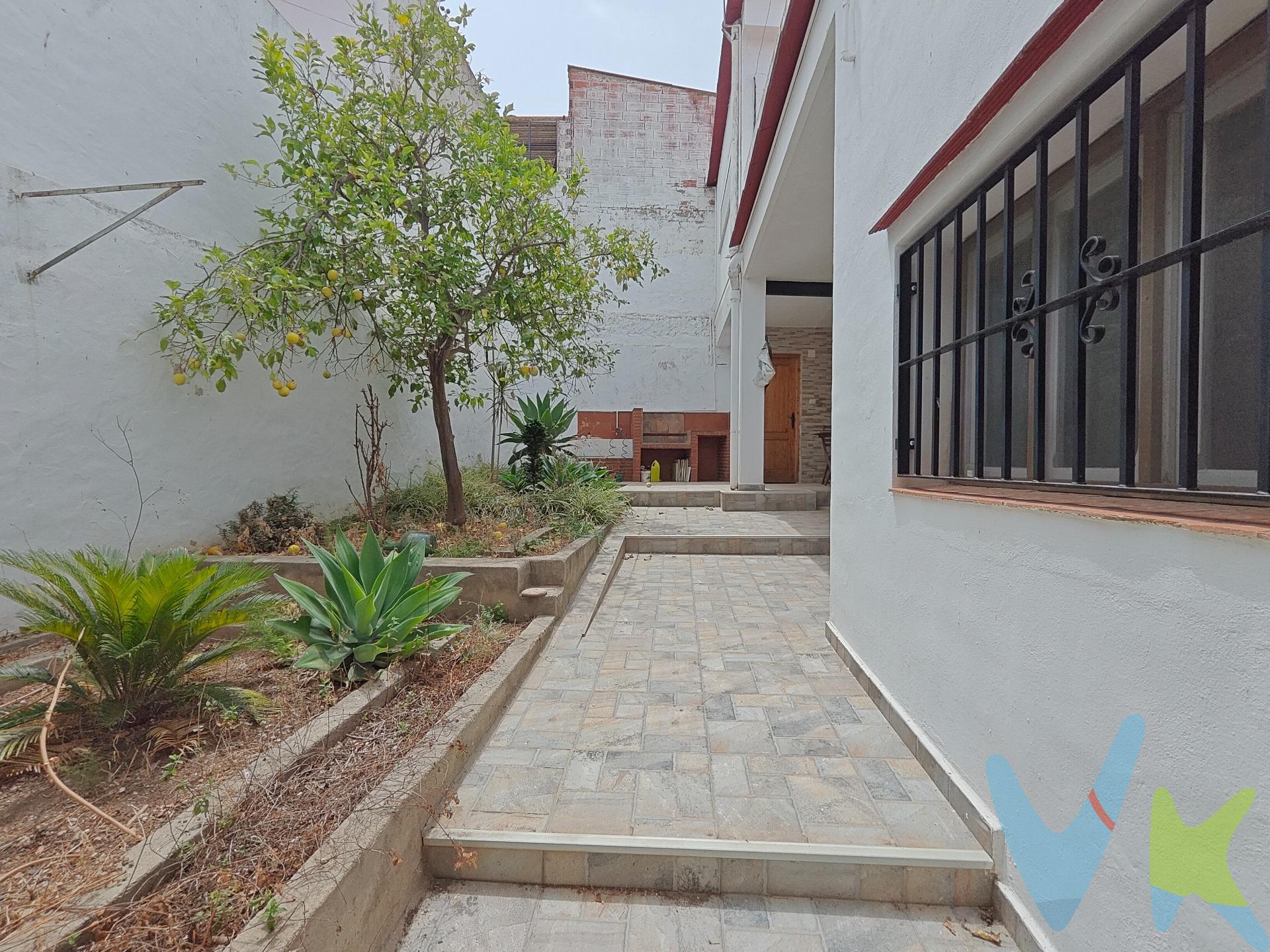 ¿Buscas calidad de vida a un precio asequible sin renunciar a la proximidad de la gran ciudad? Esta es la oportunidad que estabas esperando. Ponemos a la venta una magnífica casa en Llaurí, una ubicación privilegiada que combina la tranquilidad de un entorno natural con una excelente conexión con la costa y la capital. La propiedad cuenta con 138 m2 de superficie y 107 m2 construidos, ofreciendo un espacio optimizado, funcional y listo para entrar a vivir. Características destacadas:. Reformada: Espacios renovados y listos para disfrutar. Distribución ideal: La vivienda dispone de 4 habitaciones, un amplio salón perfecto para el descanso y una cocina independiente totalmente funcional. Confort asegurado: Equipada con ventanas de climalit (garantizando aislamiento térmico y acústico) y aire acondicionado para los meses de verano. Detalles prácticos: Dispone de zona de lavandería con pila para mayor comodidad en el día a día. La joya de la casa: Una espectacular terraza solárium desde donde podrás disfrutar de unas vistas únicas, combinando la brisa del mar y la serenidad de la montaña. Ubicación estratégica y calidad de vida: Vivir en Llaurí te ofrece lo mejor de dos mundos: Cerca de la playa: Estarás a solo 15 minutos en coche de las playas de Cullera, permitiéndote disfrutar del mar siempre que quieras sin el bullicio de vivir en primera línea. Conexión rápida con Valencia: ¿Necesitas llegar a la gran ciudad? La ubicación es excelente, con un trayecto de aproximadamente 32 minutos en coche hasta Valencia. Es la opción perfecta para quienes buscan la tranquilidad de un pueblo encantador sin alejarse de las oportunidades y servicios que ofrece la capital valenciana. Es una propiedad ideal tanto si buscas tu primera vivienda como si quieres una segunda residencia a un precio muy competitivo. No dejes pasar esta oportunidad de vivir en una casa independiente, con espacios al aire libre y todas las comodidades. ¡Ven a visitarla y descubre cómo es despertar con estas vistas!. VENTA:. PVP 159.000€. Gastos e impuestos no incluidos en el precio. La compra conlleva impuestos y gastos de formalización para el comprador. A título orientativo se informa que en segundas transmisiones el ITP con carácter general en Valencia es del 9%, pudiendo existir otros tipos impositivos atendiendo a las circunstancias personales del comprador u otras circunstancias previstas legalmente. Base imponible del impuesto el mayor valor entre el precio de compraventa, la tasación o el valor de referencia catastral. En cuanto a los gastos de notaría y registro, en su caso, suelen oscilar aprox. entre 1,5% y 2,5% (aranceles variables según precio, n.º de copias y complejidad). El comprador elige notario. Si el comprador precisase de hipoteca: tasación, condiciones y costes bancarios serán según entidad elegida por el comprador, así como los gastos de gestoría, y cualesquiera otros gastos inherentes a la formalización de la compraventa que legalmente correspondan a la parte compradora, salvo pacto expreso en contrario con el vendedor. El consumidor tiene, conforme a la normativa vigente, a su disposición información y documentación adicional relativa al inmueble y condiciones de la compraventa, que podrá ser consultada en C/Joaquín Costa 4, bajo 46005 Valencia o urbe2@remax.es. Honorarios de mediación inmobiliaria a cargo del COMPRADOR: (3% del precio final de venta más IVA (21%), salvo otro pacto.); y de VENDEDOR (según acuerdo con el mismo). Se informa al consumidor que la agencia actúa como intermediaria inmobiliaria en la operación, estando cualquier eventual compraventa y sus condiciones sujeta a la aceptación expresa del propietario-vendedor y a la posterior formalización del correspondiente contrato.