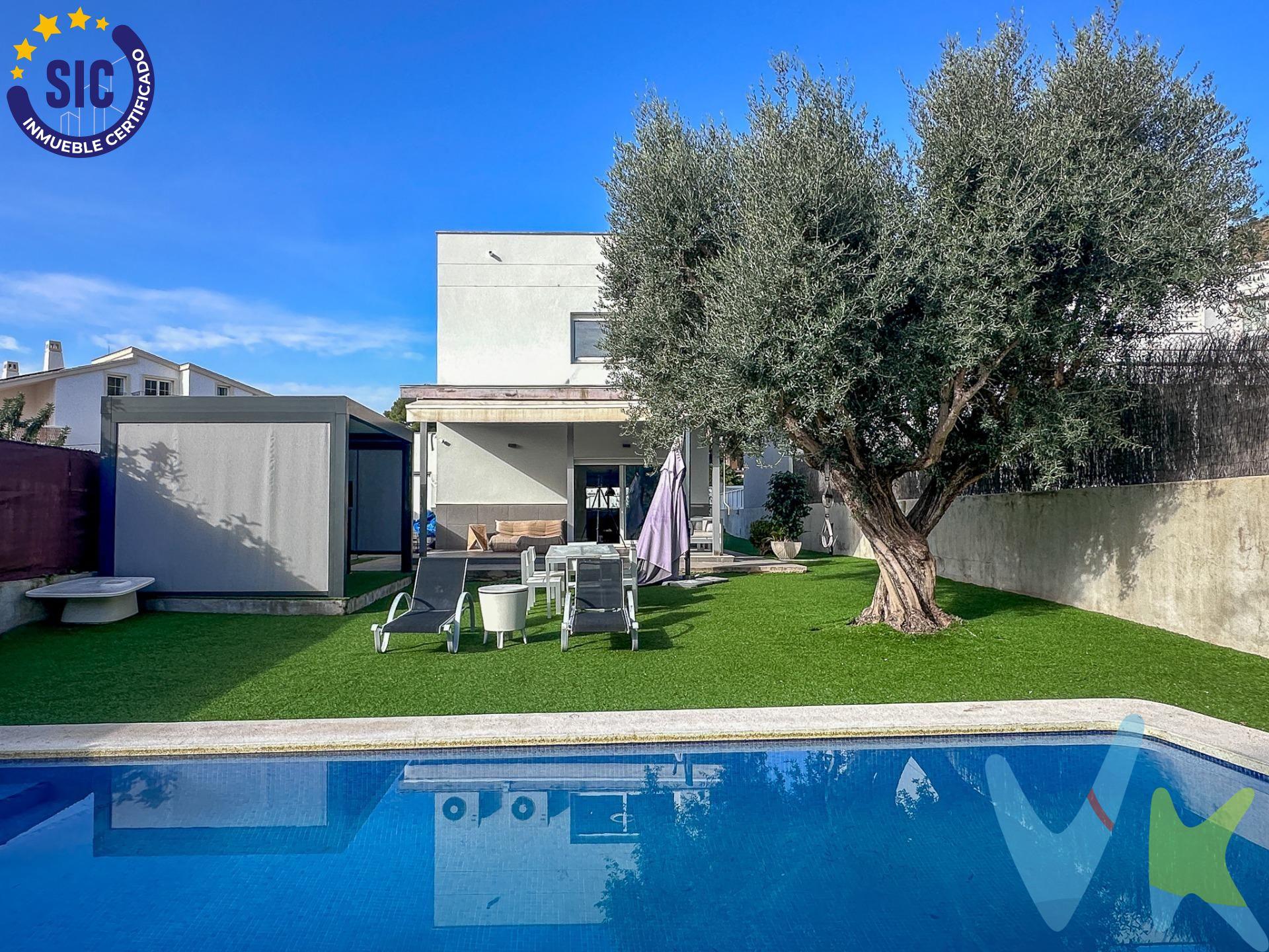 Descubre este espectacular chalet ubicado en la exclusiva Urbanización Las Palmas de Benicasim, situado sobre una amplia parcela de 475 m². La propiedad se distribuye en tres niveles: un sótano ideal para el ocio y la relajación, una planta baja que ofrece un amplio espacio abierto donde convergen las zonas de comedor y salón, así como una moderna cocina equipada con isla central. Este nivel también cuenta con aseo, zona de lavandería y acceso directo al jardín privado que alberga una impresionante terraza de aproximadamente 20 m² junto a su propia piscina privada. En el primer piso encontrarás un elegante dormitorio principal dotado con vestidor y baño completo incorporado además hay dos habitaciones dobles adicionales equipadas con armarios empotrados compartiendo otro baño completo. Es importante destacar que toda la casa está climatizada mediante aire acondicionado por conductos frío/calor e incluye calefacción eficiente basada en bajo consumo energético. Tiene 14 placas solares de 410 que son 5,74 kW más 10 kW de la batería con su batería; incluso posee cargador para vehículos eléctricos. Tiene osmosis en toda la vivienda. En cuanto al sótano es indispensable mencionar su magnífico gimnasio de casi 45m2 de entrenamiento personal, y zona de bodega perfecta para disfrutar reuniones inolvidables entre amigos o familiares. Se vende con electrodomésticos y consultar tema de muebles. No pierdas esta extraordinaria oportunidad! 