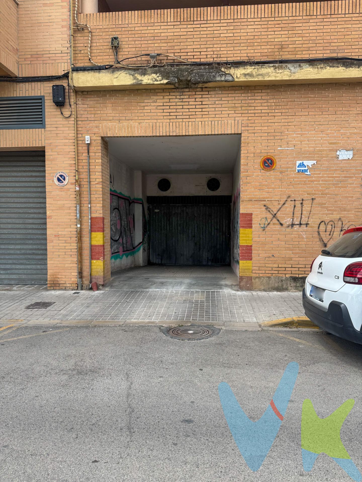 ¡Descubre tu aparcamiento ideal en Burjassot! . Esta plaza de garaje de 11,97 m² en la calle Escalante 21 es la solución perfecta para olvidarte de buscar sitio. Olvídate del estrés de los aparcamientos estrechos; aquí tu coche, cabrá sin problemas. ¡Aparcar será pan comido!. Su ubicación es inmejorable, en una zona super demandada y con acceso directo a las principales vías. Es una inversión inteligente, tanto si vives aquí como si trabajas por la zona. Imagina la tranquilidad de llegar a casa y tener tu sitio asegurado, sin dar vueltas ni aparcar lejos. Ahorra tiempo y relájate sabiendo que tu coche está seguro y accesible. Además, está cerca de todo: tiendas, servicios y transporte público. ¡Es la opción más práctica, segura y eficiente en Burjassot !. La descripción del presente inmueble e imágenes tienen mero carácter informativo y en ningún caso carácter contractual, pudiendo ser modificados por la inmobiliaria comercializadora sin que ello implique responsabilidad alguna frente a terceros. En el precio de venta a público, esta propiedad NO incluye los gastos de adquisición (Notario, registro, gestión, honorarios, etc…). 