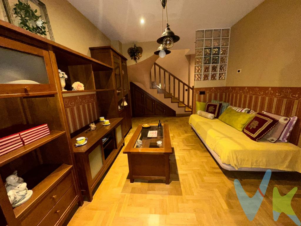  ¡Oportunidad única en la vibrante zona de Natahoyo, Gijón! Presentamos un magnífico piso duplex a la venta, ideal para quienes buscan confort y modernidad en una de las áreas más demandadas de la ciudad. Este inmueble, ubicado en la tercera planta de un edificio construido en el año 2002, ofrece todo lo que necesitas para disfrutar de un estilo de vida urbano y sofisticado.El piso cuenta con una superficie útil de 62 metros cuadrados y una construcción total de 77 metros cuadrados. Esta distribución espacial brinda un ambiente acogedor y funcional, perfecto para una sola persona o una pareja que valoren los espacios bien diseñados. La propiedad dispone de una habitación espaciosa, donde la luz natural y el silencio son protagonistas, creando un refugio ideal para el descanso tras un día agitado.Además, el inmueble incluye un aseo cuidadosamente diseñado, donde cada detalle ha sido pensado para maximizar la comodidad. La planta superior del duplex ofrece posibilidades de personalización, permitiendo a los futuros propietarios adaptar el espacio a sus necesidades y gustos personales.El edificio cuenta con ascensor y todas las comodidades modernas que se esperan de una construcción reciente. La presencia de un garaje privado es una ventaja indiscutible en una zona donde el espacio de estacionamiento puede ser limitado. Este plus otorga a sus residentes una mayor tranquilidad y seguridad para su vehículo.La conectividad del inmueble es excelente. Situado a solo minutos de las principales estaciones de tren y paradas de autobús, este piso garantiza un fácil acceso al resto de la ciudad y áreas circundantes. La ubicación es perfecta para aquellos que desean disfrutar de la vida urbana sin comprometer la conectividad con el transporte público.La zona de Natahoyo se caracteriza por su ambiente vibrante y su amplia oferta de servicios y comodidades. Desde aquí, se puede acceder fácilmente a tiendas, restaurantes, centros de ocio y espacios verdes para el esparcimiento. Vivir en este entorno garantiza poder disfrutar tanto de la agitación de la ciudad como de momentos de tranquilidad.Los interesados contarán con la cercanía de colegios, zonas deportivas y centros de salud, lo que hace de este piso una inversión segura a largo plazo. La calidad de vida en esta parte de Gijón es inigualable, y este inmueble ofrece una oportunidad para acceder a ella de manera exclusiva.Invitamos a los potenciales compradores a visitar esta joya urbana. Conocer los detalles y el diseño del piso de primera mano es el primer paso para enamorarse de todo lo que tiene para ofrecer. Reserve una cita para una visita y descubra cómo este piso puede convertirse en el hogar de sus sueños.No dejes pasar esta oportunidad para establecerte en una de las áreas más prósperas y bien comunicadas de Gijón. Este piso duplex es más que una vivienda; es un estilo de vida. Estamos a su disposición para cualquier consulta adicional y para programar una visita que le permitirá apreciar todo lo que esta propiedad tiene para ofrecer. ¡Esperamos su contacto! 