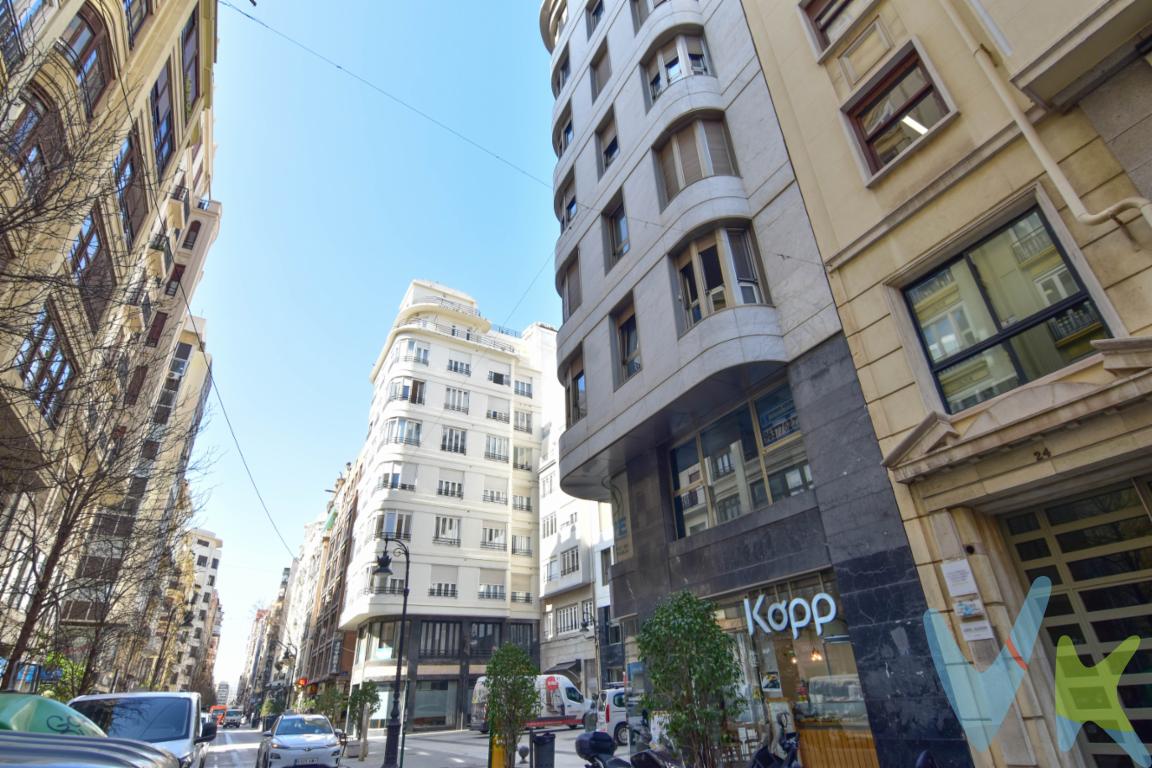   En pleno corazón de Valencia, se presenta este magnífico piso en venta, una joya que combina historia y confort moderno. Situada en la octava planta de un edificio clásico de 1957, esta propiedad cuenta con un total de 132 metros cuadrados construidos, de los cuales 116 son útiles, ofreciendo un amplio espacio para disfrutar y personalizar a tu gusto.Las tres habitaciones que componen este hogar son un refugio de tranquilidad. Espaciosas y bien iluminadas, están diseñadas para brindar el máximo confort a sus futuros propietarios. La distribución inteligente permite aprovechar al máximo cada metro cuadrado, proporcionando una sensación de amplitud y libertad que es difícil de encontrar en el corazón de la ciudad.Un punto a destacar es la ubicación privilegiada de este piso. En la dinámica y cultural zona de Ciutat Vella, estarás rodeado de historia, arte y tradición. A pocos pasos de los principales puntos de interés de Valencia, podrás disfrutar de una vida urbana vibrante con el encanto de lo histórico. Tendrás a tu disposición una amplia oferta de ocio y gastronomía que hará de cada día una experiencia única.La conexión con el resto de la ciudad es inmejorable. Tanto la estación de tren cercana como las numerosas líneas de autobús ofrecen una comunicación excepcional con toda Valencia y sus alrededores. Este es, sin duda, un lugar ideal para aquellos que deseen estar conectados con el entorno urbano sin renunciar a la comodidad de desplazamiento.El edificio cuenta con dos ascensores que facilita el acceso a la octava planta, asegurando comodidad y facilidad en el día a día. Además, el trastero proporciona el espacio adicional necesario para mantener el hogar ordenado y libre de objetos innecesarios.Pocos pisos en esta área pueden presumir de la amplitud y luminosidad que este ofrece. La distribución abierta permite que la luz natural inunde todos los rincones, creando un ambiente acogedor y cálido que invita al descanso. Además, la estructura del edificio garantiza privacidad y tranquilidad, a pesar de su céntrica ubicación.Si buscas un hogar que combine comodidad, estilo y una ubicación inmejorable, éste es el piso perfecto para ti. No dejes pasar la oportunidad de visitar esta propiedad que ofrece, más allá de un lugar donde vivir, un estilo de vida único y lleno de posibilidades.Le invitamos a concertar una visita para conocer todos los detalles de este maravilloso piso que, sin duda, superará sus expectativas. Descubra por qué vivir en el centro de Valencia puede ser la experiencia que siempre deseó, en un lugar que promete convertirse en un verdadero hogar.  Agencia Registrada con el Nº 89 en el Registro Obligatorio de Agentes Inmobiliarios de la Comunitat Valenciana. Puede consultar en la web de la GVA:https://habitatge.gva.es/es/registres-en-materia-habitatgeLa oferta está sujeta a cambios de precio o retirada del mercado sin previo aviso. Este anuncio en su conjunto, incluyendo textos, fotos, imágenes o cualquier otro contenido del mismo, no es vinculante dado que la información es ofrecida por terceros y puede contener errores. Se muestra a título informativo y no contractual. El precio no incluye lo siguiente: Honorarios de la agencia inmobiliaria, impuestos (IVA, ITP) y otros gastos de la Compraventa (notaria, gestoría y registro). Por mandato expreso del propietario, comercializamos este inmueble en exclusiva, lo que le garantiza el acceso a toda la información, a un servicio de calidad, un trato fácil, sencillo y sin interferencias de terceros. Por este motivo, se ruega no molestar al propietario, a los ocupantes de la propiedad o a los vecinos. Muchas gracias por su comprensión. Si usted es agente inmobiliario y tiene un cliente para este inmueble, llámenos: estaremos encantados de colaborar. 