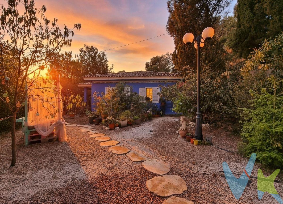 Hay casas para vivir. Y hay casas pensadas para llenarse: de risas, de comidas que se alargan, de veranos en el jardín. Esta es de las segundas. Al final de una calle tranquila de Monteamor–La Carrasca, con la Sierra Calderona vigilando el horizonte, te espera una parcela de 833 m² donde tu familia va a tener sitio de sobra para crecer. Jardín, garaje doble automático para no pelearse por dónde aparcar, y una vivienda de una sola planta —197 m² construidos— pensada para el día a día, no solo para las fotos. Entras y la luz te recibe antes que nadie, derramándose por los ventanales del salón hasta la chimenea, esa que en las noches de invierno va a reunir a toda la familia mientras fuera el mundo se enfría. Fuera, el verdadero protagonista: la parcela. Terraza para las comidas de los domingos, jardín para que los más pequeños (o los perros) tengan espacio de verdad, y la piscina comunitaria esperando cada verano. Abajo, un sótano luminoso e inesperado —sala de juegos, gimnasio, el rincón que cada miembro de la familia reclamará como suyo. Cinco habitaciones (cuatro dobles y una individual) para que cada generación tenga su espacio. Dos baños completos. Cocina reformada con zona office, pensada para las meriendas improvisadas y las cenas en compañía. Calefacción y agua caliente de gas, aire acondicionado por splits y ventanas de climalit en toda la vivienda. Y todo esto, en una de las zonas familiares mejor conectadas de Valencia: a 15 minutos, el golf de Bétera y la Ciudad Deportiva del Valencia C.F.; a 20 minutos, el Colegio Mas Camarena, uno de los más reconocidos de la provincia; colegios internacionales en la zona, entre ellos el CEU San Pablo en Moncada; y, a solo 3 minutos, guardería y colegio de infantil y primaria en el propio Náquera. No es solo un chalet en Náquera. Es el sitio donde tu familia deja de necesitar más metros cuadrados en la ciudad, y empieza a tenerlos de verdad, con la sierra de fondo. VENTA:. PVP 370.000€. Gastos e impuestos no incluidos en el precio. La compra conlleva impuestos y gastos de formalización para el comprador. A título orientativo se informa que en segundas transmisiones el ITP con carácter general en Valencia es del 9%, pudiendo existir otros tipos impositivos atendiendo a las circunstancias personales del comprador u otras circunstancias previstas legalmente. Base imponible del impuesto el mayor valor entre el precio de compraventa, la tasación o el valor de referencia catastral. En cuanto a los gastos de notaría y registro, en su caso, suelen oscilar aprox. entre 1,5% y 2,5% (aranceles variables según precio, n.º de copias y complejidad). El comprador elige notario. Si el comprador precisase de hipoteca: tasación, condiciones y costes bancarios serán según entidad elegida por el comprador, así como los gastos de gestoría, y cualesquiera otros gastos inherentes a la formalización de la compraventa que legalmente correspondan a la parte compradora, salvo pacto expreso en contrario con el vendedor. El consumidor tiene, conforme a la normativa vigente, a su disposición información y documentación adicional relativa al inmueble y condiciones de la compraventa, que podrá ser consultada en C/Joaquín Costa 4, bajo 46005 Valencia o urbe2@remax.es. Honorarios de mediación inmobiliaria a cargo del COMPRADOR: (3% del precio final de venta más IVA (21%), salvo otro pacto.); y de VENDEDOR (según acuerdo con el mismo). Se informa al consumidor que la agencia actúa como intermediaria inmobiliaria en la operación, estando cualquier eventual compraventa y sus condiciones sujeta a la aceptación expresa del propietario-vendedor y a la posterior formalización del correspondiente contrato.