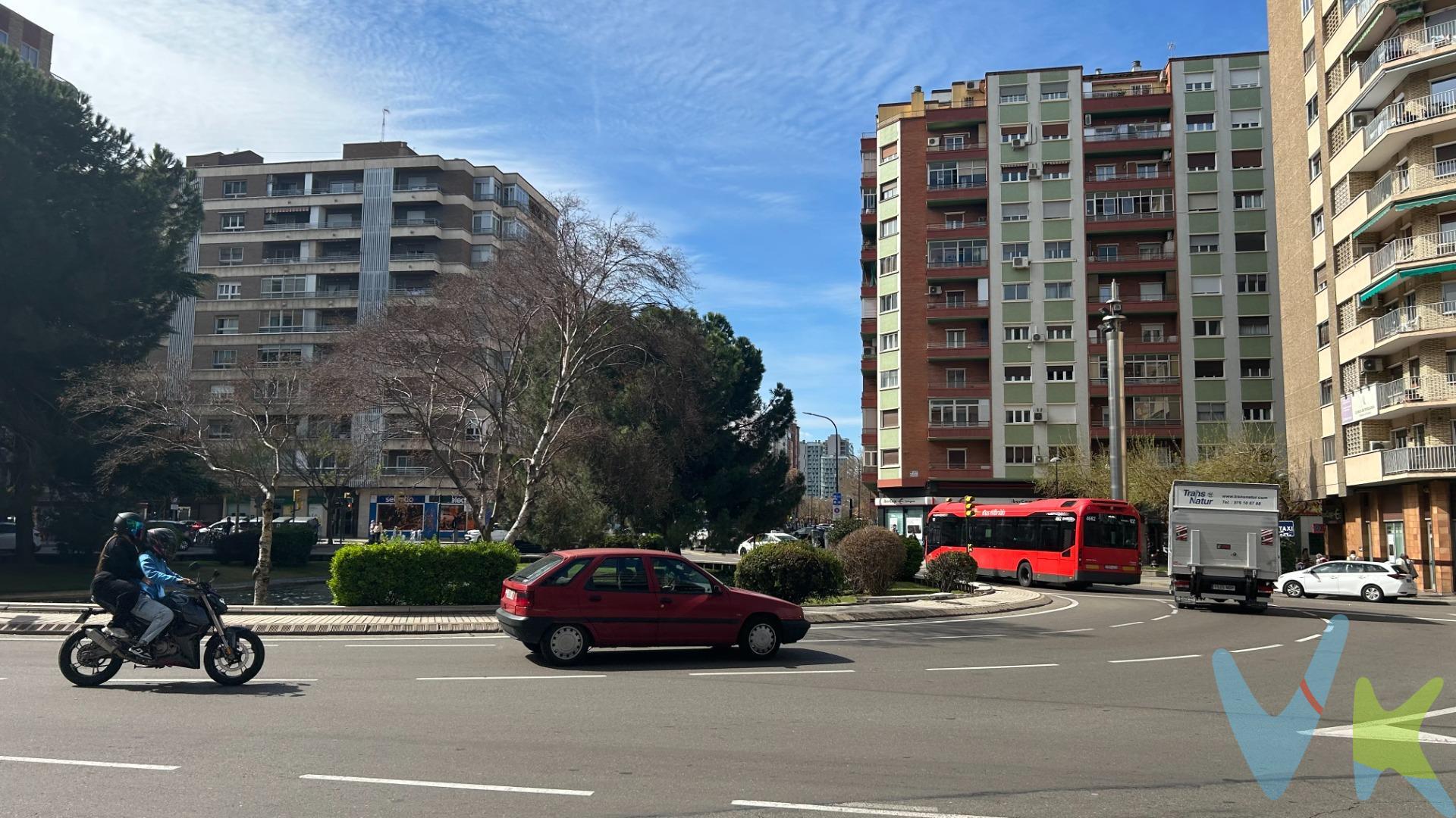 Se vende plaza de garaje con trastero en la urbanización Parque Roma, acceso peatonal desde Plaza Roma, en una zona con gran dificultad de aparcamiento y mucho movimiento diario. La plaza se encuentra en planta -4 y dispone de trastero de 4 metros situado justo detrás de la plaza. Su acceso peatonal es por Pl. de Roma, 0. El garaje cuenta con varias puertas de entrada y salida, sistema de semáforos para regular la circulación y servicio de vigilancia, lo que es clave para seguridad en el acceso. La plaza no es especialmente amplia, pero permite maniobrar con facilidad. En las fotos se ha utilizado como ejemplo un Opel Astra (2000) para mostrar la referencia de tamaño. Las medidas son:. Plaza de garaje: 4,74 m x 1,93 m. Trastero: 2,00 m x 2,08 m. Los gastos de comunidad son de 65,30 € semestrales.. Ubicado en una zona muy práctica, con colegios, centros médicos, supermercados y paradas de autobús, donde disponer de una plaza de garaje resulta especialmente útil debido a la dificultad de aparcamiento en superficie. Si buscas una plaza de garaje y aparte, trastero, no dudes en ponerte en contacto para más información o para concertar una visita.