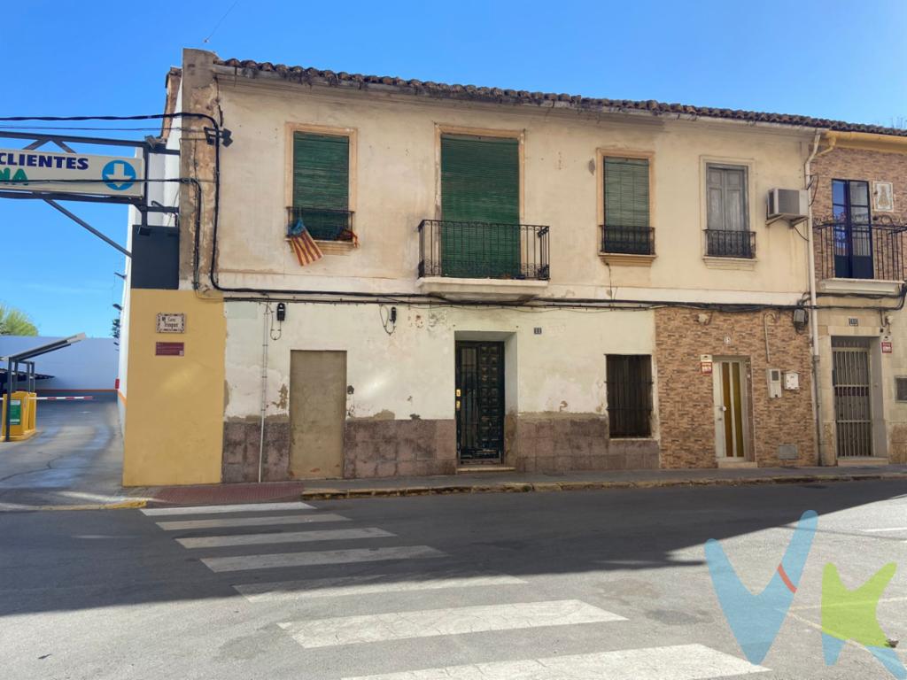 Solar de 470 metros cuadrados en barrio de Campament (PARCELA CATASTRAL 0457903YJ2705N ) , edificabilidad del 100% en planta baja, tres alturas y ático retranqueado, exceso de ocupación *2,8% según fuentes de información de urbanismo del Ajuntament de Paterna. Actualmente existe una edificación con expediente de ruina, si el costo del derribo es asumido por el comprador, los vendedores rebajaran del precio de venta el equivalente al costo del mismo, alrededor de 30.000EUR.  Paterna es una localidad y un municipio de la Comunidad Valenciana, España. Está situado en la provincia de Valencia, en la comarca de l´Horta  (en la actual comarca administrativa de l´Horta Nord ), a 5 km al noroeste de Valencia, y en la ribera izquierda del río Turia. Contaba con una población censada de 71 880 habitantes en 2022 (INE)5​, siendo la novena ciudad por número de habitantes de la Comunidad Valenciana y la tercera del área metropolitana de Valencia. TransporteEn la actualidad, el término de Paterna está atravesado por una de las redes de comunicación más densas de la comarca, lo que ha contribuido al desarrollo urbano, residencial e industrial de la ciudad.​CarreterasLas principales vías de comunicación de Paterna son:37​·        Autopista A-7 que comunica el eje mediterráneo, entre Barcelona y Algeciras·        Autovía A-3 que comunica Valencia con Madrid·        Autovía V-30 que comunica con el Puerto de Valencia y la costa.·        Autovía CV-35 que se dirige al interior de la provincia de Valencia (Autovía Valencia - Liria - Ademuz)·        Autovía CV-30, conocida como Ronda Norte de Valencia.·        Carretera CV-365, conocida como Distribuidor Norte, enlaza la CV-35 a la altura de Terramelar con la V-30 en Fuente del Jarro.·        Carretera CV-368, enlaza el casco urbano con La Cañada y la CV-35 a la altura de San Antonio de Benagéber.·        Carretera CV-371, enlaza el casco urbano con Manises.AutobúsLa ciudad de Paterna, actualmente tiene varias líneas de autobús urbano el servicio es explotado por la empresa Edetania Bus SA, bajo el nombre comercial Transport Municipal de Paterna (TMP).​·        Línea A: La Cañada - Paterna - Heron City·        Línea C: Hospital La Fe - Centro de especialidades de Burjassot·        Línea D: València - ValternaEn cuanto al servicio interurbano de autobús se realiza bajo la marca comercial de la Generalitat Valenciana MetroBús, al ser un término municipal muy grande no todas las líneas pasan por el casco urbano de la población, algunas de ellas pasan por el Parque Tecnológico por el mismo Heron City. las dos empresas son:Edetania Bus SA ·        Línea 130: València-Heron City-Parque Tecnológico·        Línea 131: València-Heron City-Mas Camarena·        Línea 140: Valencia-Paterna-El Plantío·        Línea 144: València-Parc Tecnològic-L\'Andana·        Línea 147: València - Parc Empresarial Táctica·        Línea 148: Valencia-polígono industrial Fuente del Jarro (lanzadera)FernanBús SA·        Línea 165: Cuart de Poblet-campus universitario de Burjassot, con recorrido por Manises y Paterna (en funcionamiento desde febrero de 2021)Metro y tranvíaPaterna cuenta con servicio de metro y de tranvía por superficie de la empresa MetroValencia:Línea 2: Llíria - Torrent Avinguda. Paradas:·        Campament·        Paterna·        Santa Rita·        Fuente del Jarro·        La Canyada·        La VallesaLínea 4: Mas del Rosari/Lloma Llarga-Terramelar - Dr. Lluch. Paradas:·        Lloma Llarga-Terramelar·        Santa Gemma·        Tomás y Valiente·        La Coma·        Mas del RosariEl sector terciario es el principal empleador del municipio. El 61,4 % de los activos trabajaban en el sector de los servicios en la década de 2000, destacando dos centros comerciales y de ocio, uno de ellos de 42 000 m². Con todo, Paterna destaca especialmente por la actividad industrial. En el municipio de Paterna se enclava una de las principales áreas industriales de la Comunidad Valenciana, estando el 14% del término municipal (5 558 200 m²) ocupado por zonas industriales. La proximidad a Valencia, las buenas vías de comunicación y la existencia de suelo abundante y a buen precio propiciaron la creación de dichas áreas, para descongestión industrial de la capital. La industria ocupaba en la década de 2000 al 37% de la población activa del municipio. Esta se halla distribuida en una serie de grandes zonas, en torno a las principales vías de comunicación: Polígono Industrial Fuente del Jarro (2 352 400 m²), de iniciativa pública (construido por el Ministerio de Vivienda, a través de la Gerencia de Urbanismo, en 1963), se halla enclavado en el centro del municipio, junto a la A-7 y la CV-365 y atravesado por la línea 2 del metro de Valencia;2​ el Parque Empresarial Táctica (1 056 100 m²), junto a Fuente del Jarro;2​ el Parque Tecnológico de Valencia (1 038 400 m²), al norte del municipio, dedicado a empresas de alta tecnología, I+D y centros de investigación el Parque Científico (417 900 m²); el Polígono Sector 9 L\'Andana (357 700 m²) y el Polígono Municipal (335 700 m²), junto a Táctica. La producción industrial es muy diversificada: alimentación, madera, productos metálicos, construcción de maquinaria, manufacturados de materias plásticas, papel, cuero, químicas, etc.El precio de venta no incluye impuestos y gastos asociados a la compraventa. Consulten condiciones con su agente de compra. 