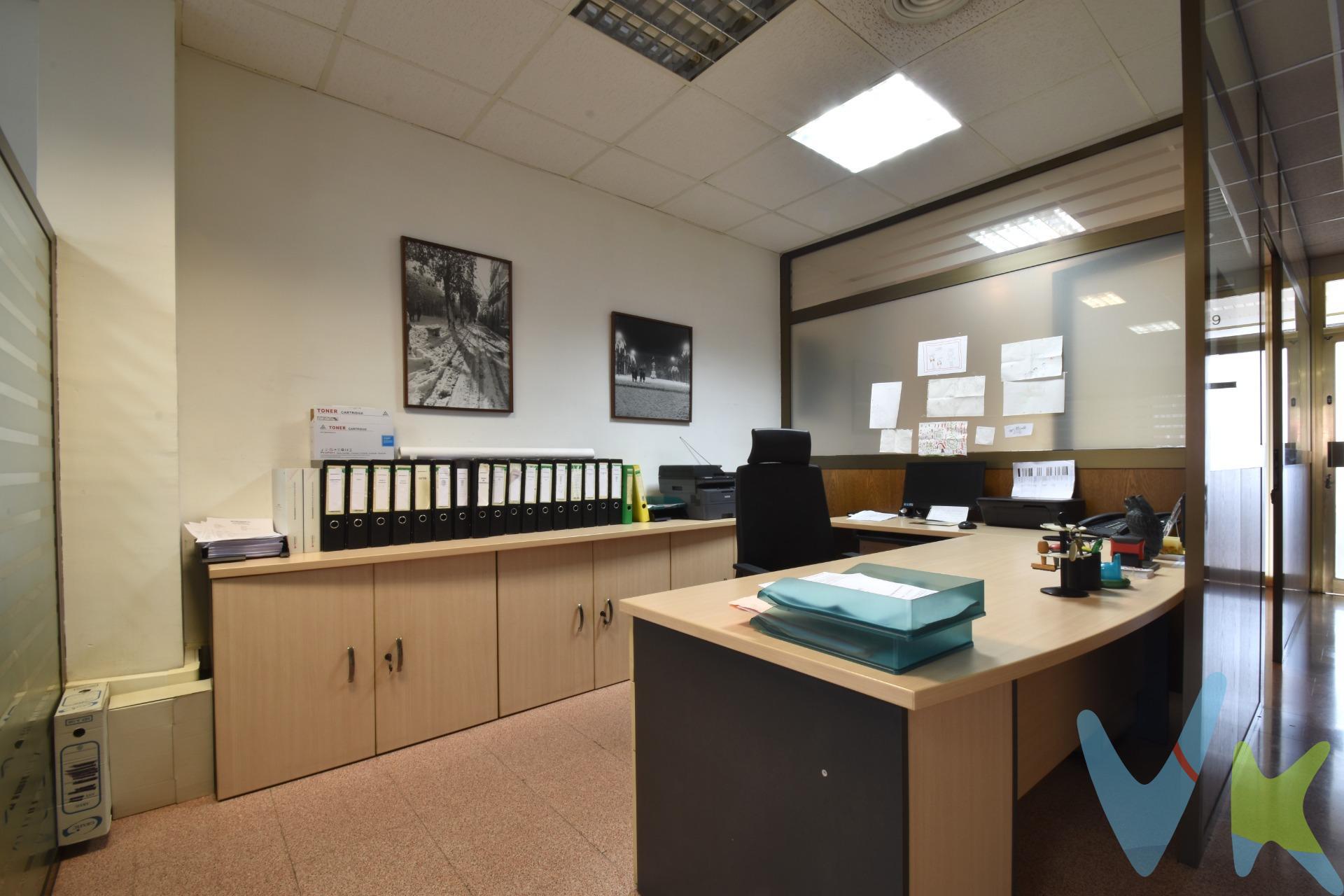 Este excelente local, totalmente preparado para oficinas, se encuentra en un edificio comercial privilegiado en el corazón de Vilanova i la Geltrú, justo al lado del concurrido Mercat Municipal, ubicación ideal para su negocio o inversión. Disfruta de 76m² construidos, distribuidos eficientemente para optimizar cada espacio y cuenta con varias estancias versátiles, perfectas para despachos individuales, salas de reuniones o zonas de trabajo diáfanas. Situado en una segunda planta, este espacio es exterior y excepcionalmente luminoso, creando un ambiente de trabajo agradable y productivo. Acceso cómodo y rápido gracias al ascensor del edificio. ¿Busca Inversión o Espacio Propio?. Esta es una oportunidad única. El local se ofrece con inquilinos, lo que le brinda la oportunidad de adquirirlo como una excelente inversión inmobiliaria. ¡No deje pasar esta oportunidad! Para obtener más información sobre la rentabilidad potencial o para concertar una visita, no dude en consultarnos en nuestras oficinas. El precio no incluye impuestos (ITP, IVA y AJD), ni los gastos de notario ni los de registro.