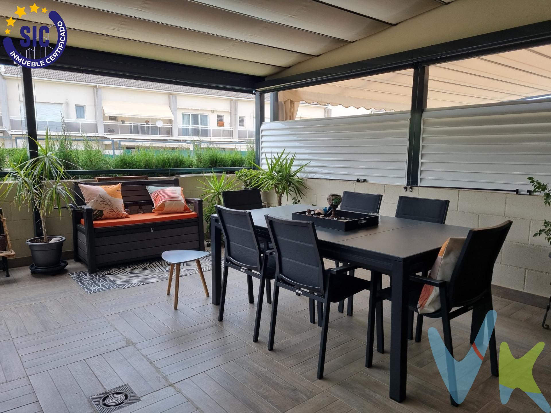 Magnífica vivienda con unos 334 metros construidos, que combina diseño moderno, amplitud y funcionalidad en una de las zonas residenciales más demandadas de Gandía. Destaca por su excelente orientación, grandes ventanales y abundante luz natural. Ubicada en un entorno tranquilo, con amplias avenidas y todos los servicios a pocos minutos (supermercados, colegios, zonas deportivas y fácil acceso al centro y la playa). Distribución:. Planta baja: Garaje amplio con capacidad para 2 vehículos, zona de almacenamiento y sala polivalente de unos 35 m² ideal como gimnasio, despacho o sala de ocio. Planta principal: Terraza de entrada, cocina independiente totalmente equipada, aseo y espacioso salón-comedor con salida a terraza privada de 40 m² con pérgola bioclimática automatizada, iluminación LED y acceso directo a piscina y jardines comunitarios. Segunda planta: 3 dormitorios dobles y 2 baños completos, uno de ellos en suite. Baños modernos con duchas a ras de suelo y acabados de alta calidad. Planta superior: Buhardilla con múltiples posibilidades (suite, despacho, zona de relax) y acceso a solárium privado de 30 m². Calidades y equipamiento:. Ascensor privado en todas las plantas. Instalación de paneles solares (alta eficiencia energética). Sistema domótico (persianas y toldos motorizados). Aire acondicionado por conductos con control independiente por zonas (Airzone). Suelos de mármol y carpintería exterior con doble acristalamiento. Sistema de filtrado de agua en toda la vivienda. Una propiedad lista para entrar a vivir, ideal para quienes buscan confort, tecnología y calidad de vida en una ubicación privilegiada. VENTA:. PVP 495.000€. Gastos e impuestos no incluidos en el precio. La compra conlleva impuestos y gastos de formalización para el comprador. A título orientativo se informa que en segundas transmisiones el ITP con carácter general en Valencia es del 10%, pudiendo existir otros tipos impositivos atendiendo a las circunstancias personales del comprador u otras circunstancias previstas legalmente. Base imponible del impuesto el mayor valor entre el precio de compraventa, la tasación o el valor de referencia catastral. En cuanto a los gastos de notaría y registro, en su caso, suelen oscilar aprox. entre 1,5% y 2,5% (aranceles variables según precio, n.º de copias y complejidad). El comprador elige notario. Si el comprador precisase de hipoteca: tasación, condiciones y costes bancarios serán según entidad elegida por el comprador, así como los gastos de gestoría, y cualesquiera otros gastos inherentes a la formalización de la compraventa que legalmente correspondan a la parte compradora, salvo pacto expreso en contrario con el vendedor. El consumidor tiene, conforme a la normativa vigente, a su disposición información y documentación adicional relativa al inmueble y condiciones de la compraventa, que podrá ser consultada en C/Joaquín Costa 4, bajo 46005 Valencia o urbe2@remax.es. Honorarios de mediación inmobiliaria a cargo del COMPRADOR: (3% del precio final de venta más IVA (21%), salvo otro pacto.); y de VENDEDOR (según acuerdo con el mismo). Se informa al consumidor que la agencia actúa como intermediaria inmobiliaria en la operación, estando cualquier eventual compraventa y sus condiciones sujeta a la aceptación expresa del propietario-vendedor y a la posterior formalización del correspondiente contrato.