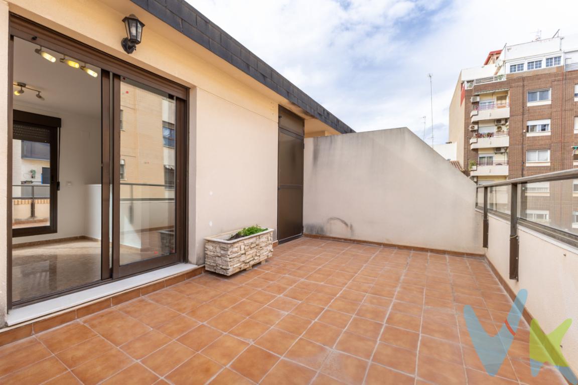 Presentamos una excepcional oportunidad de adquirir una magnífica casa adosada en venta, situada en la encantadora zona de Nuevo Centro, en el atractivo Puerto de Sagunto. Esta propiedad, construida en el año 2008, se distingue por su cuidado diseño y sus generosos espacios, y promete ofrecer a sus futuros propietarios una experiencia de vida única y confortable.La propiedad dispone de una amplia superficie útil de 104.51 metros cuadrados, distribuidos de manera eficiente para maximizar la comodidad y el aprovechamiento del espacio. Los 170.46 metros cuadrados construidos aportan un ambiente amplio y acogedor, ideal para familias o personas que valoran el espacio personal y la libertad de movimiento.La casa cuenta con cuatro magníficas habitaciones, todas ellas amplias y luminosas, proporcionando el entorno perfecto para el descanso y la privacidad. Además, dispone de un aseo, convenientemente ubicado y diseñado pensando en la funcionalidad y el estilo.Uno de los importantes añadidos de esta propiedad es su garaje privado, que permite un estacionamiento seguro y cómodo, un valor añadido en cualquier entorno urbano. Junto al garaje, los propietarios también disfrutarán de un práctico trastero, ofreciendo ese espacio extra tan valioso para el almacenamiento ordenado de pertenencias.El sistema de alcantarillado asegura un funcionamiento eficiente y sin problemas, una característica esencial que garantiza tranquilidad y bienestar en el hogar. Además, la ubicación de la vivienda dispone de un fácil acceso al transporte público, con una parada de autobús cercana que facilita la conectividad y hace de este inmueble una opción perfecta para quienes necesitan desplazarse regularmente.La localización en Nuevo Centro del Puerto de Sagunto es simplemente inmejorable. Esta área es conocida por su ambiente agradable y su cercanía a servicios y comodidades locales, desde colegios y supermercados hasta parques y zonas de ocio, todo ello a un tiro de piedra, garantizando una calidad de vida inigualable. Vivir aquí proporciona el equilibrio perfecto entre la proximidad a la vibrante vida urbana y la tranquilidad del entorno residencial.El estilo arquitectónico contemporáneo de la casa se complementa bien con los detalles de diseño interior, ofreciendo un espacio que está listo para personalizar al gusto de los nuevos propietarios. Sus acabados modernos y su construcción de calidad aseguran que esta propiedad será un hogar acogedor y cálido para muchos años venideros.Invitamos cordialmente a potenciales compradores a visitar esta propiedad única. Una visita revelará todo el potencial y las ventajas que este hogar tiene para ofrecer. No pierda la oportunidad de conocer de cerca esta excelente oferta en el Puerto de Sagunto, un área que combina el encanto de la costa mediterránea con todas las comodidades de una zona residencial de calidad. Al visitar la casa, descubrirá que es más que simplemente un lugar para vivir: es un espacio donde se pueden crear recuerdos duraderos, disfrutar de la compañía de seres queridos y experimentar lo mejor de la vida en Comunidad Valenciana. Esperamos poder enseñarle personalmente este recinto excepcional y ayudarle a visualizar su futuro en este maravilloso entorno. 