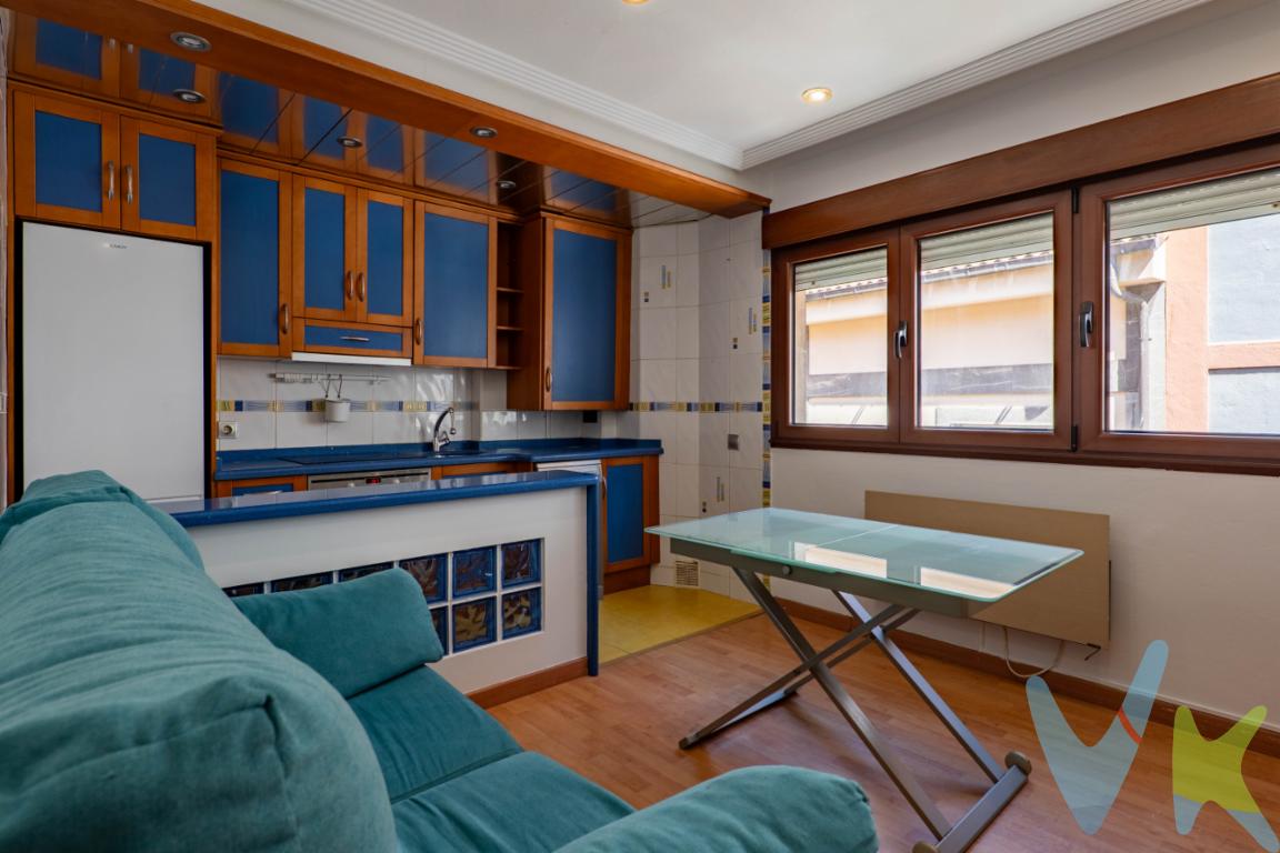 En el corazón de Gijón se ofrece una singular  oportunidad de inversión:. Un encantador  apartamento  en venta, que combina comodidad en espacios bien aprovechados y una ubicación privilegiada. Este inmueble se sitúa en la tercera planta de un edificio construido en el año 1981, lo que ofrece la solidez y el encanto de las edificaciones de esa época,.Con una distribución conveniente y funcional,   está diseñado para proporcionar el máximo confort en sus 41,50 metros útiles. Cada rincón de los 57 metros construidos ha sido perfectamente aprovechado, creando un ambiente acogedor.  Posee  además,  un espacio adicional en la planta superior, al que se le pueden dar diversos usos y que marca la diferencia frente a otros inmuebles de características similares en la zona. , .Cuenta  con dos habitaciones bien distribuidas, perfectas para el descanso y la privacidad. La disposición de las mismas permite una excelente ventilación y entrada de luz, y de nuevo volvemos a incidir en  ese  espacio adicional  que podría ser una tercera habitación independiente (con baño) si se le quisiera dar ese uso. El diseño eficiente de cocina abierta al salón  permite un uso adecuado del espacio, ofreciendo almacenamiento suficiente y accesibilidad a cada elemento. Un baño completo complementa las estancias de este hogar, proporcionando todo lo necesario para el bienestar diario.La ubicación es uno de los mayores atractivos de este piso Vivir aquí significa estar en el centro de Gijón.. La  buena  conectividad facilita además  el acceso a las distintas zonas de la ciudad  y sus alrededores, permitiendo disfrutar de la vida urbana sin complicaciones. Este piso no solo ofrece una vivienda cómoda, sino también la oportunidad de formar parte de una comunidad establecida, en un barrio que combina tradición y modernidad. Las áreas comunes del edificio están bien mantenidas y reflejan el cuidado de una comunidad comprometida con el bienestar de sus residentes.Se trata de una magnífica oportunidad para adquirir una propiedad con un atractivo balance por su singularidad y  ubicación. No pierda la oportunidad de visitarlo  y comprobar de primera mano todas sus ventajas. Programe una visita hoy para experimentar personalmente todas las virtudes que este inmueble tiene para ofrecer. Invertir en Gijón es siempre una decisión acertada, y  este apartamento es singular.. El equipo de ventas estará encantado de atenderle y proporcionarle toda la información necesaria del mismo.Se informa a los interesados que el precio de venta indicado no incluye el Impuesto de Transmisiones Patrimoniales (ITP), los gastos inherentes a la compraventa (notaría, registro de la propiedad y otros) ni los honorarios de la agencia inmobiliaria, que serán asumidos por la parte compradora.