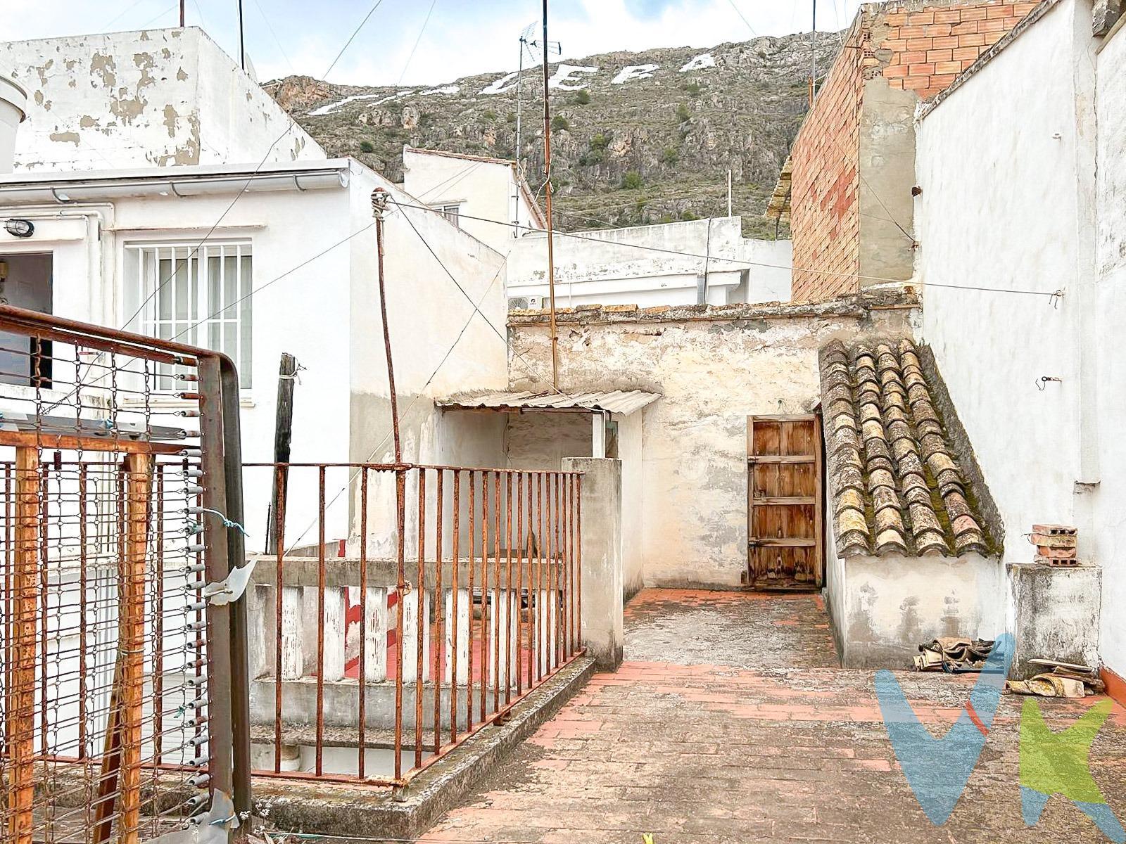 Ubicada en el encantador municipio de Cullera, esta propiedad se encuentra en una posición estratégica a solo 5 minutos de la playa de Cullera, el centro de salud, la estación de RENFE, paradas de autobús y un centro comercial. Perfecta para quienes buscan vivir cerca del mar y de todas las comodidades urbanas. Esta casa de 142 m² construidos presenta una estructura sólida y numerosas posibilidades de reforma para convertirse en una vivienda moderna y funcional. Es ideal para aquellos que desean un proyecto de renovación con un toque personal. O si lo prefieres, puedes empezarla de nuevo con un solar de 86 m². Características Principales:. Superficie Construida: 142 m². Superficie de parcela: 86 m². Distribución:. Planta Baja: Posibilidad de habilitar un garaje, salón-comedor, cocina, un baño y acceso a un patio interior. Primera Planta: Tres habitaciones amplias y un baño. Segunda Planta: Terraza con vistas espectaculares a la montaña, ideal para disfrutar de momentos de relax y reuniones al aire libre. Estado: Necesita reformas, pero cuenta con una buena estructura que facilita los trabajos de renovación. Detalles Adicionales:. Suelos: Suelo cerámico con dibujos antiguos que añaden un toque de carácter y autenticidad a la propiedad. Orientación: Este, lo que asegura una excelente iluminación natural durante todo el día. Vistas: Terraza con vistas panorámicas a la montaña, ofreciendo un entorno tranquilo y pintoresco. Servicios Cercanos:. Playa: A solo 5 minutos. Transporte: Estación de RENFE y paradas de autobús muy cercanas. Comodidades: Próxima a un centro comercial, supermercados, colegios, y una variedad de restaurantes y tiendas. Enfrente de un centro de salud. La descripción del presente inmueble e imágenes tienen mero carácter informativo y en ningún caso carácter contractual, pudiendo ser modificados por la inmobiliaria comercializadora sin que ello implique responsabilidad alguna frente a terceros. En el precio de venta a público, esta propiedad NO incluye los gastos de adquisición (Notario, registro, gestión, honorarios, etc…). 