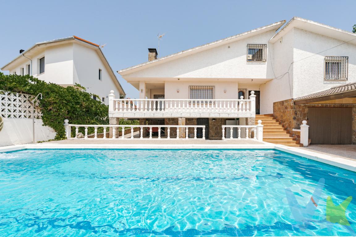 Se pone a la venta una magnífica casa independiente ubicada en la encantadora localidad de Chapinería, perfecta para quienes buscan un refugio espacioso y bien comunicado. Sus impresionantes siete habitaciones proporcionan el confort y la privacidad necesarios para una gran familia o para aquellos que deseen disponer de habitaciones adicionales como oficina, gimnasio o sala de juegos. Conjuntamente, se vende el terreno colindante de 910 m2 que es independiente (hace un total de 1.463 m2) con la posibilidad de construir otra vivienda unifamiliar.  Actualmente, la casa cuenta con dos amplios salones, seis dormitorios y cuatro baños, siendo cómodas plantas a media altura.Su amplia parcela es uno de los principales atractivos, proporcionando un entorno natural y privado de ensueño. El terreno, totalmente cerrado, garantiza seguridad y tranquilidad, haciendo de este lugar un espacio idóneo para disfrutar de momentos inolvidables en familia o con amigos. Además, el hecho de que la finca sea edificable hasta 741 metros cuadrados (uniendo las dos fincas) abre la posibilidad de realizar futuras ampliaciones o proyectos personalizados según sus necesidades y aspiraciones.El jardín bien cuidado es otro de los elementos destacables, un verdadero oasis verde donde relajarse y disfrutar del tiempo al aire libre. La piscina privada se presenta como la opción ideal para combatir el calor en verano y disfrutar de un chapuzón refrescante cuando lo desee. A esto se suma un trastero espacioso, ideal para el almacenamiento adicional que toda familia necesita.Hoy es el momento perfecto para explorar esta maravillosa casa y enamorarse de cada detalle y espacio que ofrece. Esta propiedad está lista para convertirse en el hogar que siempre ha soñado. No espere más, contacte hoy mismo para obtener más información y agendar una visita. Descubra el lugar donde sus sueños de hogar se hacen realidad.IMPORTANTE:  En cumplimiento de las obligaciones de información previstas en la Ley 10/2025, de 28 de diciembre, de servicios de atención al cliente y transparencia, así como la normativa sectorial vigente, Se hace constar que en el precio indicado no incluye los gastos e impuestos inherentes a la adquisición, los cuales se desglosan a continuación:Impuesto de Transmisiones Patrimoniales (ITP) se aplicará el tipo impositivo vigente en la Comunidad Autónoma de Madrid, (generalmente al al 6%, sin perjuicio de tipos reducidos aplicables según las circunstancias personales del comprador o a las características del inmueble). El impuesto se devenga sobre el Valor de Referencia del Catastro o el precio de venta, aquel que resulte superior.Gastos de Notaría: Los honorarios notariales se calcularán conforme al arancel oficial regulado en el Anexo I, del Real Decreto 1426/1989, de 17 de noviembre, por el que se aprueba el arancel notarial.Gastos de Registro: La inscripción en el Registro de la Propiedad se facturará según el arancel oficial establecido en el Anexo I, del Real Decreto 1427/1989, de 17 de noviembre, por el que se aprueba el arancel registral.Gastos de gestión (Gestoría): Lo honorarios por la tramitación administrativa, liquidación de impuestos e inscripción registral ascienden a 290 euros (IVA incluido).Honorarios profesionales del vendedor: incluidos en el P. V. P. Honorarios profesionales del comprador: incluidos en el P. V. P.Puede consultar también en el portal oficial de la Agencia Tributaria de Madrid  o consultarnos sin compromiso.  