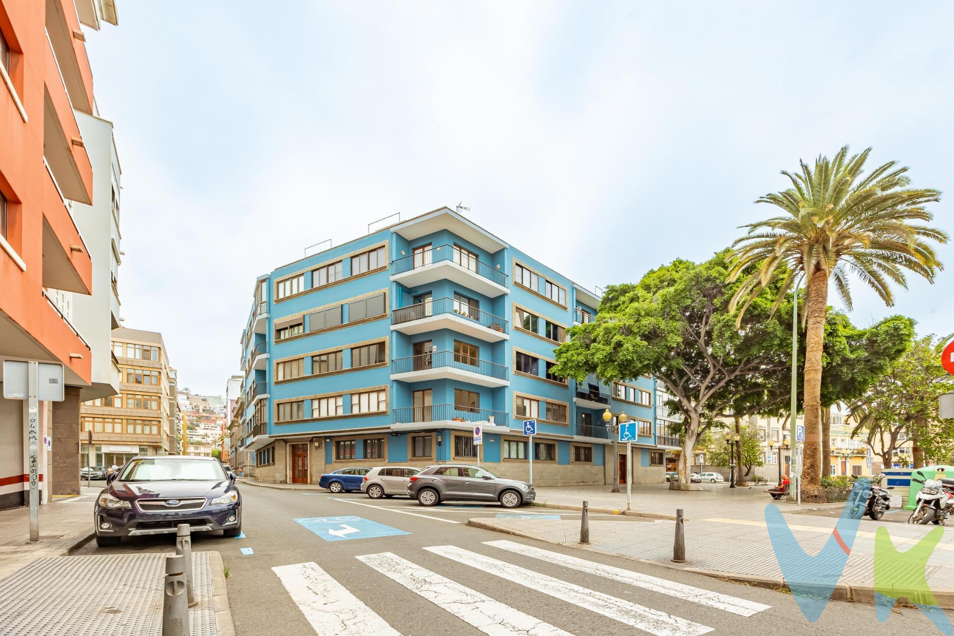 Vivir en el corazón vibrante de la ciudad.. Ubicado en la emblemática Plaza de la Concordia, este inmueble se sitúa en una de las zonas más demandadas por su fusión perfecta entre tranquilidad residencial y dinamismo urbano. Rodeada de cafeterías con encanto, boutiques exclusivas, y espacios culturales, esta ubicación ofrece un acceso privilegiado a una red de transporte público eficiente, centros educativos de alto nivel, y áreas verdes. La proximidad a servicios esenciales como supermercados, farmacias y centros de salud, convierte esta plaza en un epicentro de comodidad y calidad de vida. Un hogar lleno de posibilidades..Este piso no solo destaca por su emplazamiento, sino también por su versatilidad y amplitud interior, ideal tanto para familias como para inversores que buscan una propiedad con proyección. Al ingresar, te recibe un salón que invita a crear múltiples ambientes de descanso y reunión. A un lado, se extiende el área destinada a la cocina, con suficiente superficie para desarrollar un diseño funcional y de vanguardia, perfecto para quienes valoran los detalles en la vida diaria. El inmueble cuenta con cuatro dormitorios luminosos, capaces de adaptarse como habitaciones privadas, estudios creativos o zonas de teletrabajo. Sus dos baños aportan practicidad. . Espacios exteriores y valor añadido:. Uno de los grandes atractivos de esta propiedad son sus dos patios ingleses, que inyectan luz natural y aire fresco a los espacios interiores, además de ofrecer rincones perfectos para un jardín urbano, zona de lectura o desayunos al aire libre. Como complemento, la vivienda dispone de acceso a una azotea en zona comunitaria de uso privativo, un espacio extraordinario para disfrutar de las vistas del vecindario o para organizar encuentros sociales. Además, un trastero en la azotea proporciona ese espacio extra tan valorado para almacenaje, sin comprometer la organización del interior. Este piso representa una excelente oportunidad de transformación y revalorización. Ya sea para vivir con amplitud en una de las zonas más solicitadas o como inversión de alta demanda en el mercado inmobiliario, su estructura, ubicación y características lo convierten en una joya urbana con un sinfín de posibilidades. Descubre cómo podría verse tu nuevo hogar: las estancias amuebladas han sido creadas con tecnología de realidad virtual. El precio no incluye impuestos y gastos de la compraventa: Impuesto de Transmisiones Patrimoniales (6,5%), honorarios de Notario, Registro de la Propiedad y gestoría. La oferta se sujeta a errores, cambios de precio, omisión y/o retirada del mercado sin aviso previo.