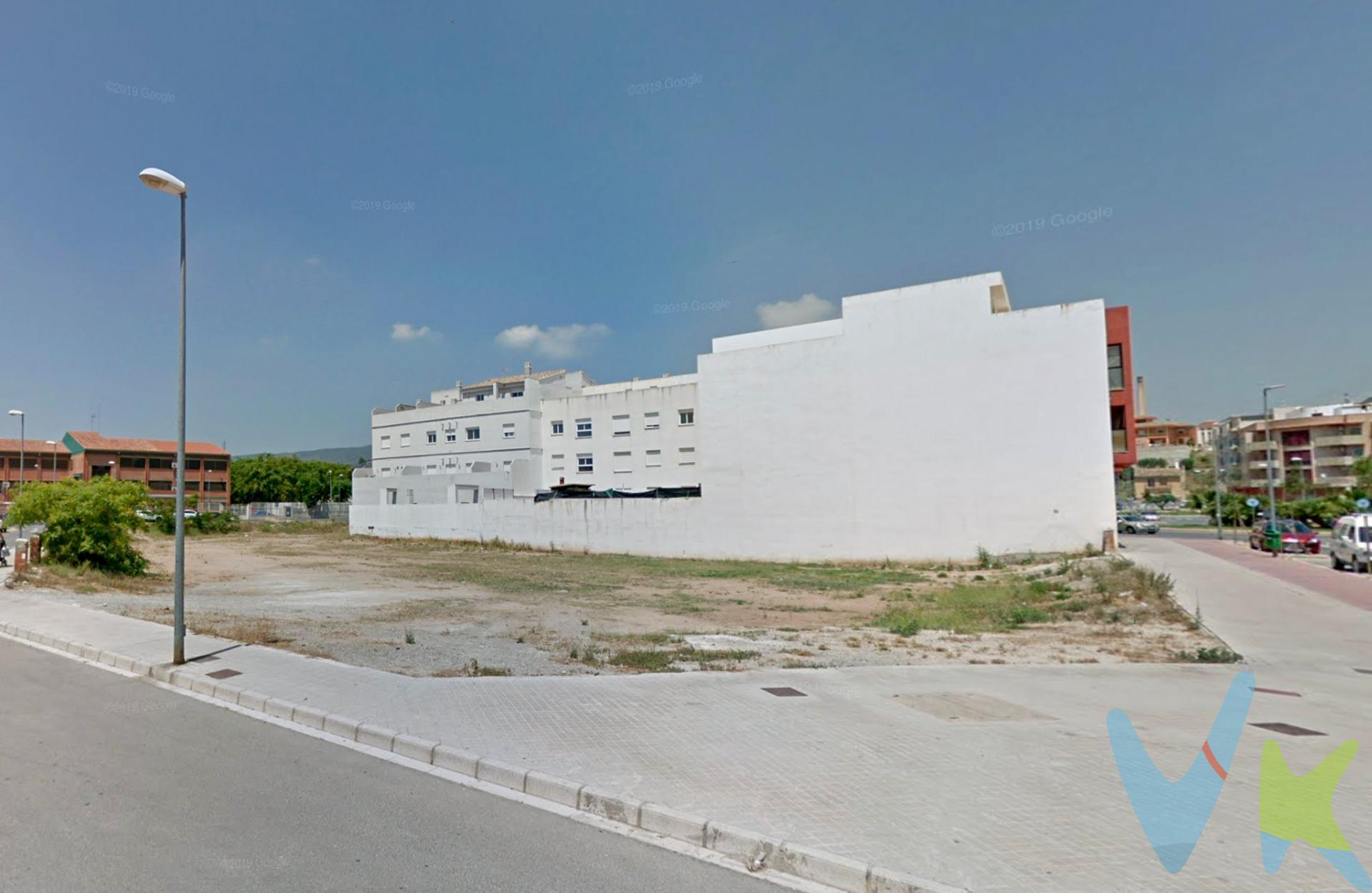 Se ofrece en venta una parcela urbana de gran tamaño ubicada en plena Av. 9 d’Octubre, una de las avenidas más amplias y consolidadas de L’Alcúdia de Crespins. El solar, con una superficie de 1.370 m², se encuentra perfectamente integrado en el núcleo urbano, con fachada amplia y accesible, ideal para una promoción plurifamiliar de media densidad con local comercial en planta baja. La ordenanza ENS-15 permite desarrollar hasta 3 plantas sobre rasante (PB + 2 alturas) con una ocupación máxima del 70% por planta, lo que da lugar a una edificabilidad estimada de hasta 2.877 m². Esta parcela destaca por su potencial edificatorio, visibilidad comercial y ubicación estratégica. Rodeada de zonas verdes, equipamientos públicos, instalaciones deportivas y servicios esenciales, está a tan solo 7 minutos andando de la estación de Cercanías RENFE, con conexión directa a Valencia. ✅ Ventajas clave para promotores:. ●	Parcela amplia y regular, sin necesidad de derribos. ●	Avenida visible, ideal para integrar local comercial en planta baja. ●	Entorno residencial consolidado, con demanda real de vivienda. ●	Excelente conectividad por tren (RENFE línea C-2) y carretera (CV-40 / A-35). ●	Posibilidad de un proyecto de 15–20 viviendas según diseño.  . 📈 ¿Buscas una promoción bien ubicada, con volumen, acceso y buena salida comercial?. 📩 Solicita ya el dossier técnico, plano urbanístico y estudio de rentabilidad. Oportunidades como esta no duran mucho. La descripción del presente inmueble e imágenes tienen mero carácter informativo y en ningún caso carácter contractual, pudiendo ser modificados por la inmobiliaria comercializadora sin que ello implique responsabilidad alguna frente a terceros. En el precio de venta a público, esta propiedad NO incluye los gastos de adquisición (Notario, registro, gestión, honorarios, etc…).
