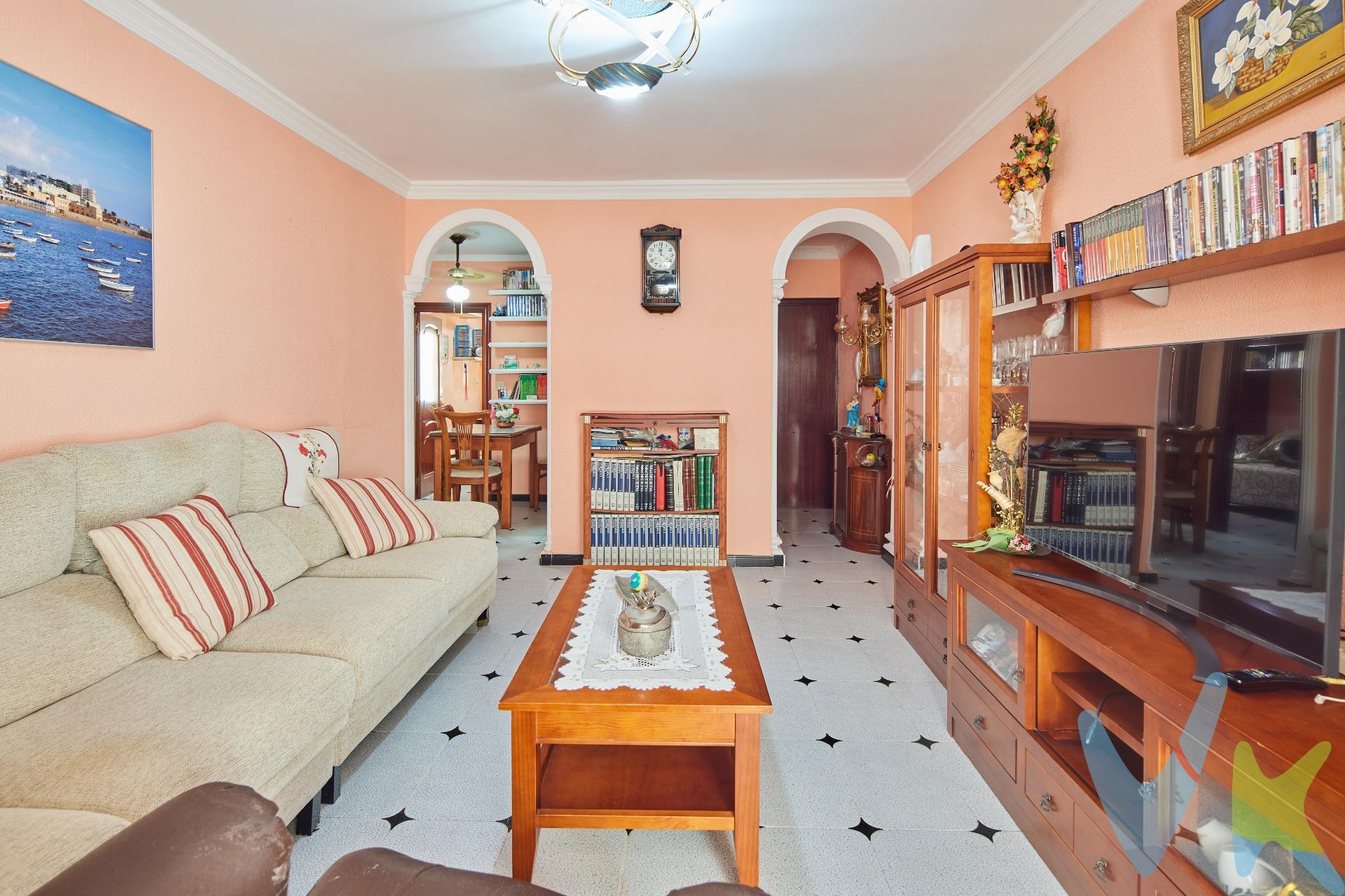 Se vende piso situado en Cádiz capital, en un barrio de carácter residencial y con todos los servicios necesarios para el día a día. La vivienda se encuentra cerca del Centro Comercial El Corte Inglés y de Mercadona, contando además con comercios y servicios en los alrededores. El piso dispone de tres habitaciones, salón, comedor, cocina independiente, cuarto de baño,  y un pequeño trastero. La distribución ofrece diferentes espacios que permiten adaptar la vivienda a las necesidades de una familia. El edificio cuenta con ascensor y el portal de entrada ha sido recientemente reformado, ofreciendo un acceso renovado y cuidado con portero automático. Una vivienda con buena distribución y muchas posibilidades, situada en una zona bien comunicada de Cádiz capital y próxima a supermercados, comercios y otros servicios. Período de validez de la publicación: 31/12/2026. Operación sujeta a I.T.P. (7%). Ley 5/2021, de 20 de octubre, de Tributos Cedidos de la Comunidad Autónoma de Andalucía. Honorarios de agencia: 3% más IVA importe honorarios (21%). Se hace constar que la agencia efectúa una labor de intermediación, y que las condiciones finales de la compraventa quedan sujetas a la aceptación expresa de la parte vendedora y a la ulterior formalización del contrato de compraventa. Gastos comprador aproximados conceptos Aranceles notariales y Registro de la Propiedad: 900 € – 1.500 €, variables según operación. (Real Decreto 1426/1989 y Real Decreto 1427/1989). * Estimación tipos generales de gastos de compra según ley en casos generales. Todos los porcentajes son aplicables sobre precio de compraventa del inmueble o valor de referencia catastral. Gastos particulares de financiación por cuenta de comprador no incluidos. Consulte con nosotros si tiene bonificaciones en su caso concreto. Estaremos encantados de asesorarle con todo detalle. 