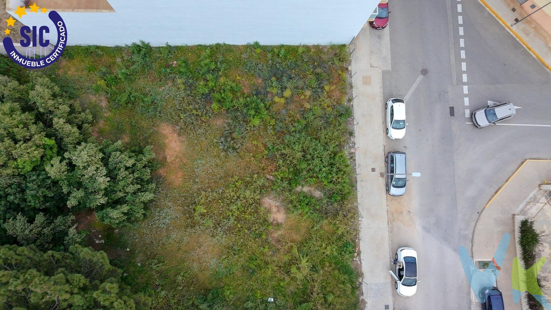 Solar urbano para promoción residencial en L’Alcúdia de Crespins (Valencia). Se vende una interesante parcela urbana situada en la calle Vicente Asensi, dentro de una de las zonas de ensanche más demandadas de L’Alcúdia de Crespins (Valencia). Esta localidad, muy bien comunicada mediante tren de Cercanías (línea C-2) y con rápido acceso a vías principales como la A-35 y CV-40, ofrece un entorno ideal para el desarrollo de vivienda residencial de obra nueva, con alta calidad de vida y buena demanda local. La parcela cuenta con una superficie de 623 m² y se ubica en suelo urbano consolidado, dentro de ordenanza ENS, que permite edificar hasta planta baja + 3 alturas. Según la normativa, es posible ocupar el 100% de la parcela en planta baja y el 80% en las tres plantas superiores, lo que permite alcanzar una edificabilidad aproximada de 2.118 m² sobre rasante. A ello se suma la posibilidad de desarrollar un sótano para aparcamiento, no computable a efectos de edificabilidad. La repercusión del suelo es igualmente orientativa, y se estima en torno a 118 €/m² edificable, un valor muy competitivo que convierte esta operación en una oportunidad atractiva para promotores interesados en proyectos de tamaño medio con buena proyección de venta o alquiler. La zona cuenta con todos los servicios a corta distancia: colegios, parques, supermercado, centro de salud, instalaciones deportivas y transporte público. El entorno inmediato está formado por edificaciones modernas y zonas verdes, lo que garantiza un buen encaje estético y funcional para una promoción actual. En definitiva, se trata de una opción muy interesante para desarrollar vivienda nueva en una población en crecimiento, bien comunicada, con alta demanda y costes de repercusión controlados. La descripción del presente inmueble e imágenes tienen mero carácter informativo y en ningún caso carácter contractual, pudiendo ser modificados por la inmobiliaria comercializadora sin que ello implique responsabilidad alguna frente a terceros. En el precio de venta a público, esta propiedad NO incluye los gastos de adquisición (Notario, registro, gestión, honorarios, etc…). 