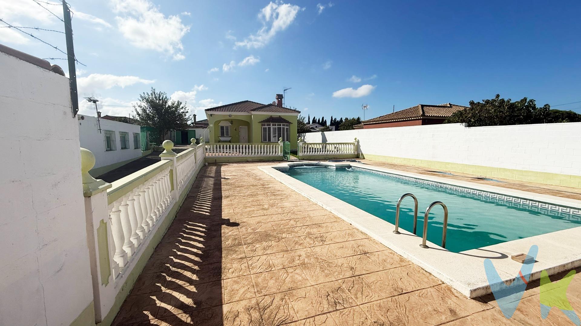 Imagina vivir rodeado de tranquilidad, en un entorno natural donde cada rincón invita a disfrutar. Este chalet en El Pinar de los Franceses te ofrece mucho más que una casa: te ofrece un estilo de vida. Con 900 m² de parcela en DIVISIÓN HORIZONTAL. En ella encontrarás una vivienda principal, con una acogedora cocina, salón luminoso con chimenea, 3 dormitorios y baño, ideal para toda la familia. Y cuando lleguen las visitas, tendrás un apartamento independiente con todo lo necesario para recibirlas cómodamente, compuesto por salon con cocina americana, 2 dormitorios y baño. LE GUSTARÁ!!!. Fuera, la vida se disfruta al aire libre: piscina privada, merendero, jardín, huerto, garaje y hasta un pequeño salón de celebraciones con su propia cocina. Un hogar donde cada detalle ha sido pensado para vivir, compartir y disfrutar. 💫 Tu refugio perfecto en Chiclana  te está esperando. VEN A VISITARLO !!!.  En cumplimiento de las obligaciones de información previstas en la Ley 10/2025, de 28 de diciembre, de servicios de atención a la clientela y transparencia, así como en la normativa sectorial vigente, se hace constar que el precio indicado no incluye los gastos e impuestos inherentes a la adquisición, los cuales se desglosan a continuación:. •	Impuesto sobre Transmisiones Patrimoniales (ITP): Se aplicará el tipo impositivo vigente en la Comunidad Autónoma de Andalucía (generalmente el 7% (7% de 249.900 = 17.493 €), sin perjuicio de tipos reducidos del 3,5%, 1,2% o 1% aplicables según las circunstancias personales del comprador o las características del inmueble). El impuesto se devenga sobre el Valor de Referencia de Catastro o el precio de venta, aquel que resulte superior. •	Gastos de Notaría: Los honorarios notariales se calcularán conforme al arancel oficial regulado en el Anexo I, del Real Decreto 1426/1989, de 17 de noviembre, por el que se aprueba el arancel Notarial. (Cálculo aproximado: 1.500 €, de los que la parte vendedora abonará el coste de la Escritura matriz y la parte compradora, las copias). Más información: https://www.boe.es/buscar/act.php?id=BOE-A-1989-28111 . •	Gastos de Registro: La inscripción en el Registro de la Propiedad se facturará según el arancel oficial establecido en el ANEXO I, del Real Decreto 1427/1989, de 17 de noviembre, por el que se aprueba el arancel Notarial. Más información: https://www.boe.es/eli/es/rd/1989/11/17/1427. •	Financiación externa: En el caso de necesitar financiación, habrá que sumar los gastos de la Entidad financiera (Gestoría, tasación, seguros,…) . •	Honorarios Agencia del Vendedor: incluidos en el PVP. •	Honorarios Agencia del comprador: La agencia informa que los honorarios ascenderán a un 4% + IVA, sobre el valor de compra. Para una información exhaustiva sobre el funcionamiento, tipos impositivos y bonificaciones del ITP en Andalucía, puede consultar el portal oficial de la Agencia Tributaria de la Junta de Andalucía en el siguiente enlace:. https://www.juntadeandalucia.es/organismos/economiahaciendayfondoseuropeos/areas/tributos-juego/tributos/paginas/impuestos-cedidos-transmisiones.html; . La agencia dispone de documentación e información adicional relativa al inmueble, que podrá ser solicitada por el consumidor. A su vez, disponemos del Documento Informativo Abreviado de la propiedad (Según Decreto 218/2005, del 11 de Octubre) y de Seguro de Caución, para la protección del dinero entregado como señal para la Reserva de una vivienda. La agencia efectúa una labor de intermediación, por lo que las condiciones finales de la compraventa quedas sujetas a la aceptación expresa de la parte vendedora y a la ulterior formalización del contrato. 