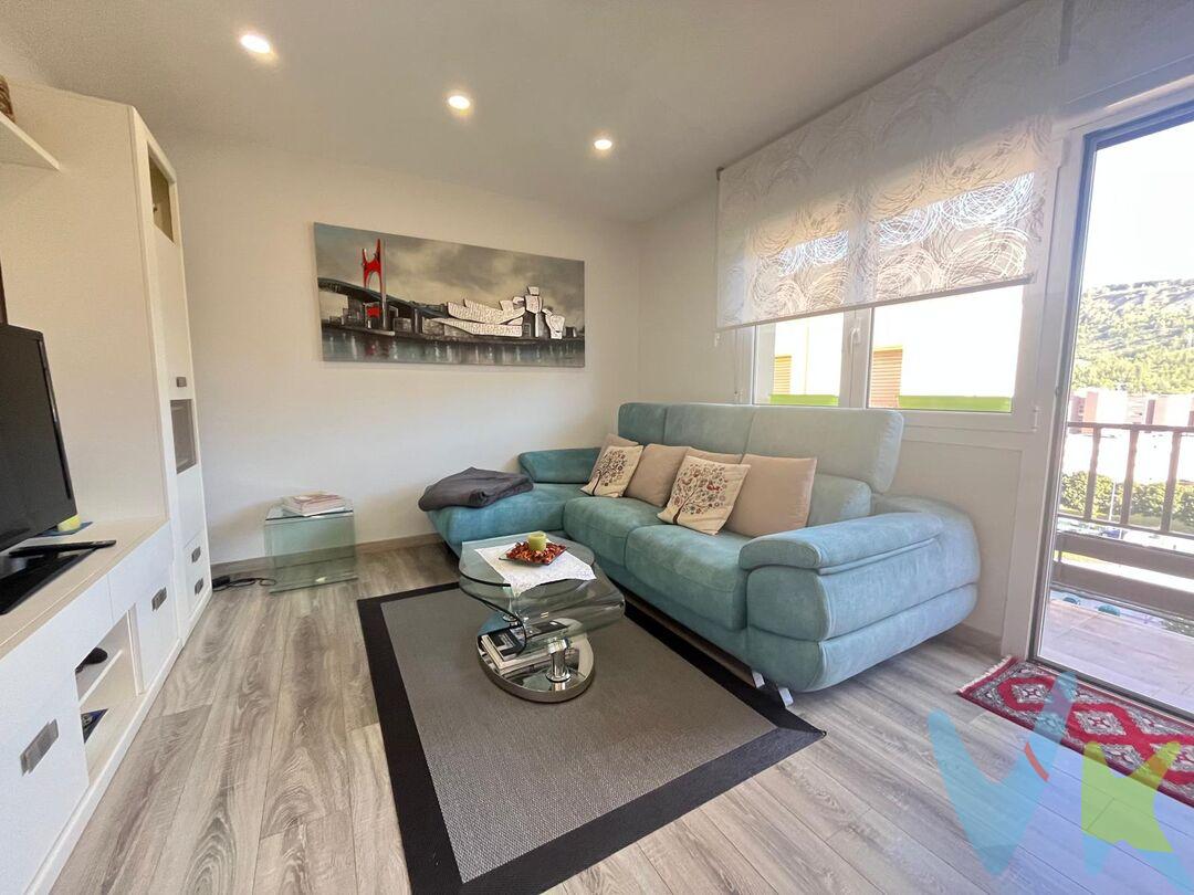 ¿Buscas un piso donde no tengas que hacer absolutamente nada? Esta vivienda ha sido objeto de una reforma integral, cuidando cada detalle para ofrecerte el máximo confort.
Originalmente de cuatro dormitorios, la vivienda se transformó de manera inteligente para dar paso a un espectacular y amplísimo salón. Desde esta estancia se accede directamente a un acogedor balcón con despejadas vistas al Monte de San Cristóbal, el rincón perfecto para relajarte al final del día.
 
El piso destaca por su excepcional luminosidad natural por estar en planta alta y ser totalmente exterior. 
 
La zona de noche ofrece tres amplios dormitorios; el principal es una fantástica suite con baño privado y plato de ducha. Un segundo baño con bañera da servicio al resto de la casa. Ambos baños son exteriores, garantizando luz y una ventilación óptima. La propiedad se completa con una cocina totalmente equipada, armarios de excelente almacenamiento en todos los dormitorios y puerta acorazada para máxima seguridad, además, se ha cuidado cada detalle técnico: a diferencia de las viviendas de origen de la zona con tuberías a la vista, aquí se ha ejecutado una cuidada solución arquitectónica para integrar y ocultar por completo los tubos de la calefacción, logrando una estética limpia y moderna

 
Situado en la demandada zona de Orvina, en el barrio de la Chantrea. Vivirás rodeado de zonas verdes, colegios, centro de salud y todo tipo de comercio local. además, cuenta con una conexión excelente de transporte público para moverte por toda la ciudad de forma cómoda.
 
Es muy difícil encontrar una vivienda de estas características, totalmente reformada y lista para mudarte hoy mismo. ¡Ven a verla antes de que vuele!
 
Datos meramente informativos, sin valor contractual.   El PVP indicado no incluye impuestos (régimen general del ITP (Impuesto de Transmisiones Patrimoniales) es el 6% sobre el precio de compra) ni gastos de transmisión (notaría, registro, AJD (Actos Jurídicos Documentados), que suma aproximadamente un 2% sobre el precio de compra). Honorarios de la agencia a cargo del vendedor. NO SE COBRA HONORARIOS AL COMPRADOR.



 
