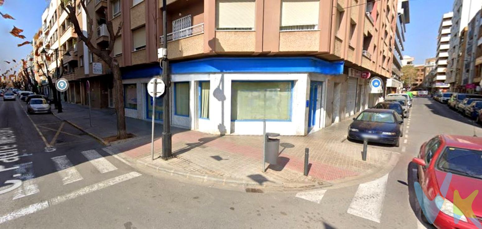 Local ESQUINERO de 128m² construidos y 119 útiles en el centro neurálgico de Torrent con 6 ESCAPARATES, con POSIBILIDAD DE REALIZAR UN CAMBIO DE USO A VIVIENDA.    Se vende local comercial en una de las mejores zonas de Torrent, esquinero en Calle Padre Mendez, a escasos metros de la Avenida al Vedat, principal artería comercial y de gran paso de vehículos y peatones, junto bancos, supermercados, muy cerca del Ayuntamiento, ....   El local con alrededor de unos 18 metros de fachada, 6 escaparates, con mucha visibilidad, dispone de 128m², en este momento se distribuye en 5 estancias, 2 baños, incluido uno para minusválidos, almacén. Dispone de climatización por conductos, persianas motorizadas, cristal de escaparate antibalas, agua, luz....  Local versatil, listo para que emprendas tu propio negocio. No dejes pasar esta oportunidad y ven a visitarlo. Existe la posibilidad de realizar un cambio de uso y convertirlo en tu vivienda ideal en una ubicación privilegiada  Si tienes que vender antes tu vivienda, llámanos y te asesoramos cómo hacerlo para además tener los mínimos gastos posibles y todas las garantías.  Agencia Registrada con el nº00516 en el Registro Obligatorio de Agentes Inmobiliarios de la Comunidad Valenciana    Por mandato expreso del propietario, COMERCIALIZAMOS ESTE INMUEBLE EN EXCLUSIVA, lo que le garantiza el acceso a toda la información, a un servicio de calidad, un trato fácil, sencillo y sin interferencias de terceros. Por este motivo, se ruega NO MOLESTAR AL PROPIETARIO, a los ocupantes de la propiedad o a los vecinos. Muchas gracias por su comprensión.   La oferta está sujeta a cambios de precio o retirada del mercado sin previo aviso. Este anuncio en su conjunto, incluyendo textos, fotos, imágenes o cualquier otro contenido de este, no es vinculante dado que la información es ofrecida por terceros y puede contener errores. Se muestra a título informativo y no contractual.  El precio anunciado NO INCLUYE los impuestos, ni los gastos como, Notario, Registro de la Propiedad, ni los honorarios de la agencia inmobiliaria.  Esta propiedad se pone a la venta con toda la documentación comprobada y en regla, por lo que ofrecemos GARANTIAS a los compradores.      