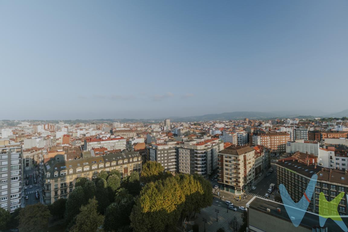 Imagina despertar cada mañana con el cielo como vecino y la ciudad de Gijón a tus pies. En la planta 16 de uno de los edificios más emblemáticos de la plaza de Begoña, este piso de 170 metros redefine el concepto de vivir en el centro.Con un amplio y luminoso salón que se abre con luz natural y ofrece vistas inigualables de la ciudad, desde esta altura el bullicio del centro se convierte en una sinfonía lejana, este hogar es el escenario perfecto para momentos de calma, cenas con amigos o simplemente ver cómo cae la tarde sobre el cantábrico.cuenta con 5 habitaciones, actualmente una de ellas se encuentra decorada como salita. La habitación principal tiene baño en suite y como se puede apreciar en las visitas es muy amplia. El resto de las habitaciones son espaciosas , otra de ellas también  tiene baño en suite con armarios empotrados. La cocina, a parte de ser luminosa , tiene unas vistas espectaculares de Begoña, se puede unir si se desea con el amplio salón y convertirlo en cocina americana, hemos realizado en este mismo edificio esa reforma y podemos aportar las fotos de lo bonito que ha quedado. Otra peculiaridad del piso es tener ventanas en los baños, tiene tres baños .Por todo lo anterior es un piso ideal para quienes buscan algo más que un lugar donde vivir, un lugar donde respirar y valorar la amplitud de los espacios , un refugio suspendido entre el cielo y el mar, en pleno centro de Gijón.El edificio tiene portero físico y servicios centrales de calefacción y agua caliente.No lo dude, una verdadera oportunidad. Llámenos y se lo enseñaremos gustosamente. Contamos con más de 35 años de experiencia acreditada y nuestro objetivo es garantizarle un servicio de compra humano, ético, de calidad, fácil y seguro. Nuestro equipo lo integran agentes con la titulación AIR (Agente Inmobiliario Registrado), somos CRS (Council of Residential Specialist) y API. (Agente de la Propiedad Inmobiliaria Colegiado nº248). Contamos con un seguro de Caución que nos permite garantizar el depósito de las cantidades entregadas por nuestros clientes.Te ayudamos con la financiación con las mejores condiciones hipotecarias hasta el 100%.Consulte en nuestras reseñas de Google lo que opinan los clientes que ya han trabajado con nosotros.Contacta hoy mismo para concertar una visita. No dejes pasar esta oportunidad de adquirir el hogar de tus sueños en una de las ciudades más atractivas y pujantes del norte de España. Estamos convencidos de que te encantará. ¡Esperamos verte pronto!EL PRECIO NO INCLUYE IMPUESTO DE TRASMISIONES PATRIMONIALES, NOTARIA Y REGISTRO.