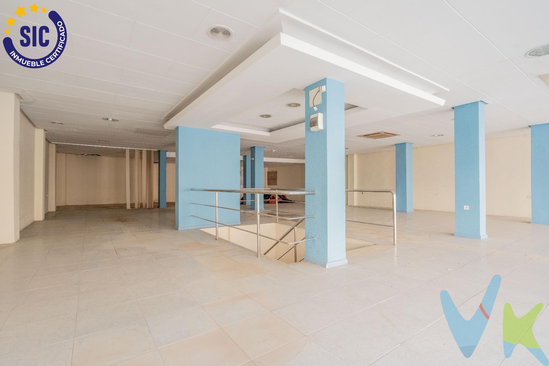 . ✨ ¡ATENCIÓN INVERSORES Y EMPRENDEDORES! ✨. 📍 SE VENDE ESPECTACULAR LOCAL COMERCIAL EN BENETÚSSER. Descubre este magnífico local de 462 m² distribuidos en dos amplias plantas, ubicado en plena avenida principal de Benetússer, una de las zonas más transitadas y comerciales del municipio. 💼 Perfecto para cualquier tipo de negocio:. Moda, restauración, clínicas, academias, oficinas, centros de estética.. ¡Tú eliges!. 🔹 Superficie total: 462 m². 🔹 Dos plantas versátiles y luminosas. 🔹 Fachada con gran visibilidad. 🔹 Escaparate amplio ideal para atraer clientes. 🔹 Zona con altísimo flujo peatonal y vehicular. 🔹 Rodeado de comercios consolidados y servicios. 🌟 Una oportunidad única para hacer realidad tu proyecto en un entorno privilegiado. ¡Imagina tu negocio en uno de los puntos más estratégicos de Benetússer!