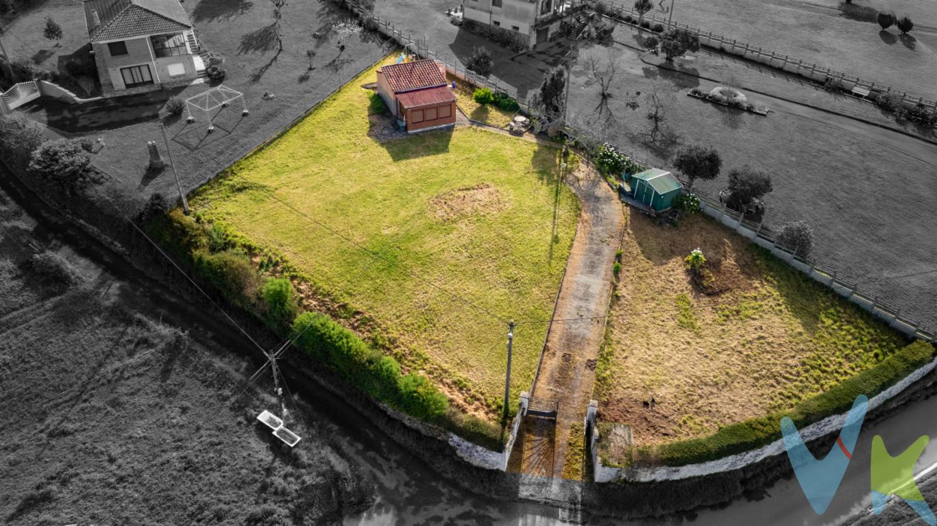 Ponemos a la venta esta fantastica finca edificable en la zona de Peón-Villaviciosa. Se trata de una parcela de poco más de 1300m2, con unas espectaculares vistas a los montes del Cordal de Peón , de la Fumarea y del Alto del Curbiellu, con unos inmejorables accesos. Dentro de la finca tenemos una pequeña construccion a modo de fin de semana que nos hace poder disfrutar de la propiedad durante una larga estancia si lo deseamos. Con agua y luz dentro de la parcela, es la oportunidad ideal para disfrutar de ella o para desarrollar tu propio proyecto constructivo. El fin de semana, el cual aparece en catastro pero no registralmente, se compone de cocina, sala, baño y dormitorio, y está orientado al Sur, al igual que la pendiente de la parcela, lo que nos garantiza todas las horas solares del día a nuestro disfrute. A menos de 15 minutos de Gijon y de Villaviciosa, no dejes de venir a conocer esta gran propiedad ideal para una segunda residencia. Llámanos, estaremos encantados de enseñartela.Se informa a los interesados que el precio de venta indicado no comprende los honorarios de la agencia inmobiliaria a cargo del comprador, el Impuesto de Transmisiones Patrimoniales (ITP) ni los gastos asociados a la compraventa (notaría, registro de la propiedad y otros).