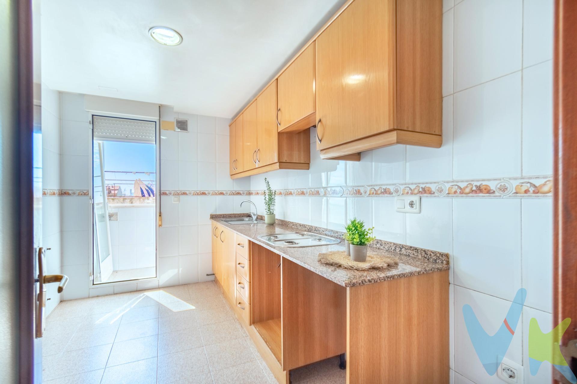 Presentamos un magnífico piso de VPO zona de El Grau de Castelló.  Con una superficie total construida de 112 m² y útil de 89 m², esta propiedad se encuentra . para entrar a vivir. Dispone del confort que ofrece tener garaje privado dentro del mismo edificio, ideal para quienes valoran su comodidad diaria. Su distribución incluye tres habitaciones dobles amplias y luminosas junto a una habitación sencilla perfecta como estudio o cuarto adicional. Además cuenta con dos baños equipados para mayor funcionalidad familiar o social. Una característica destacable es el balcón diseñado para disfrutar al aire libre; tiene capacidad suficiente para acomodar  hasta cuatro personas mientras se disfruta del clima mediterráneo característico de la región. La orientación norte-sur permite que los espacios interiores permanezcan iluminados durante gran parte del día sin perder frescura. Este inmueble representa no solo un hogar perfecto sino también una inversión segura por su ubicación privilegiada cerca da servicios esenciales: comercios, restaurantes locales e instalaciones recreativas ofrecen todo lo necesario al alcance.