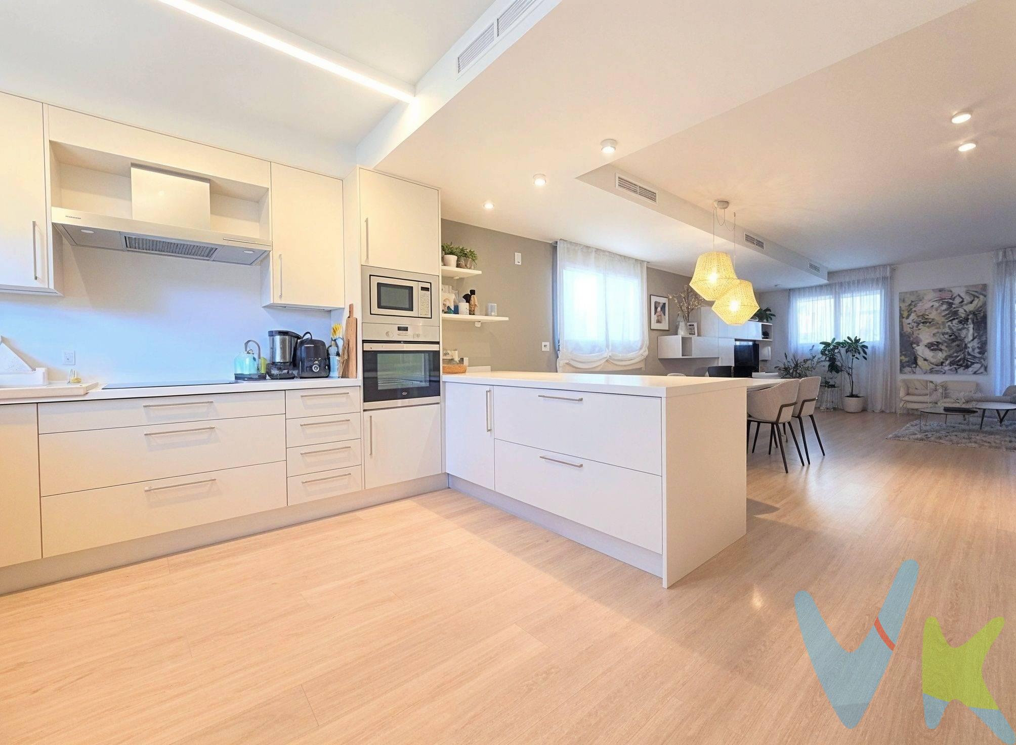 MAGNÍFICA CASA EN REUS  -Zona Passeig Misericòrdia-. Les presentamos en exclusiva para ustedes esta magnífica  y elegante casa esquinera en Reus  de 216m² construidos, con un espacio exterior privado de más de 60m² y con una amplia, tranquila y prestigiosa zona comunitaria, con acceso directo des de la misma vivienda y compuesta por: .  .  - Piscina.  - Pista polideportiva.  - Zona de merendero.  - Jardín .  .  Situada en la mejor zona del municipio, Passeig de Misericòrdia, a 5 minutos a pie del centro histórico y comercial de la ciudad y con los mejores accesos de entrada y salida de Reus. Con todos los servicios a su alcance;  las escuelas más solicitadas de toda la Comarca, institutos, parques y zonas verdes, gimnasios, centros sanitarios, comercio de todo tipo, paradas de Bus, supermercados..absolutamente  todo y a su disposición.  .  El inmueble de 3 plantas está equipado y distribuido en:.  .  - 4 habitaciones, una de ellas tipo suite, con un elegante baño con ducha y zona vestidor. Otra de las habitaciones, muy amplia, la encontramos en la planta baja de la vivienda, actualmente convertida en una polivalente sala, equipada con un aseo, una cocina auxiliar y con salida directa al espectacular  jardín/terraza .  .  -  Una fantástica y equipada Cocina/Comedor en la primera planta del hogar. Este espacio de más de 40m² combina a la perfección la elegancia y la practicidad  que necesita una familia en su día a día, un espacio amplio, luminoso y diáfano, ideal para la perfecta convivencia familiar y para poder compartirlo con todas sus visitas.  .  - En este mismo nivel de la vivienda nos encontramos con un práctico aseo y una envidiable zona de lavandería con salida al balcón con vistas al jardín.  .  - En la segunda planta  están situadas 3 habitaciones, la suite antes descrita y dos habitaciones más individuales, todas ellas exteriores y con armarios empotrados.  .  - En esta misma planta nos encontramos con otro baño completo con bañera. En total la vivienda nos ofrece 2 baños y 2 aseos.  .  - Garaje privado con capacidad para un coche, motos, bicicletas, zona de almacenaje..  .  - Calefacción de gas natural (Caldera recientemente instalada).  .  -Aire acondicionado frío/calor por conductos.  .  -Suelos de parquet y gres porcelánico.  .  -Exteriores de aluminio climalit con doble cristal.  .  -Y mucho más que descubrirán en su  visita.  .  Si están buscando una casa integrada en la ciudad, sin necesidad de utilizar el coche para todo, con terraza y jardín privado para poder gozar del autóctono clima mediterráneo todo el año, para sus seres más queridos,  para sus barbacoas familiares y de amistades, con piscina, garaje propio, amplitud y en el mejor entorno de Reus, la han encontrado, ¡no la busquen más! y todo ello sin necesidad de costosas y odiosas reformas. Les ofrecemos una vivienda lista para disfrutarla, para entrar a vivir, para gozar de su  exquisito diseño y de su estupenda habitabilidad diaria.  .  Concierten una visita con nosotros y descubran su nuevo HOGAR. Les atenderemos con mucho gusto.  .  