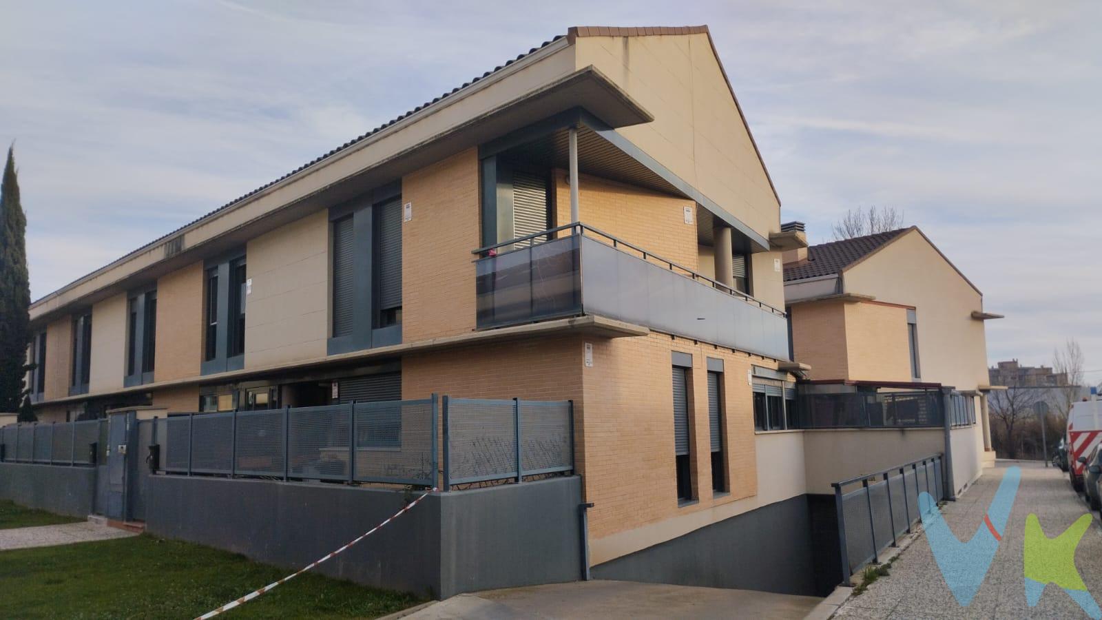 <b>CALATAYUD - URB. CALLEJILLAS: </b>Adosado en 3 plantas de 157 metros distribuidos en:. <b>Planta calle:</b> 2 dormitorios, 2 baños, cocina, salon. <b>Primera planta: </b> 3 dormitorios, salon y 2 baños. <b>Planta baja:</b> bodega, dos garajes y baño. Suelos de gres y parquet, ventanas climalit, calefacción central de gas con caldera nueva, aire acondicionado frio y calor. . Situación privilegiada, cerca de colegios, parque, museo, restaurantes, zonas deportivas, parque. Precio negociable