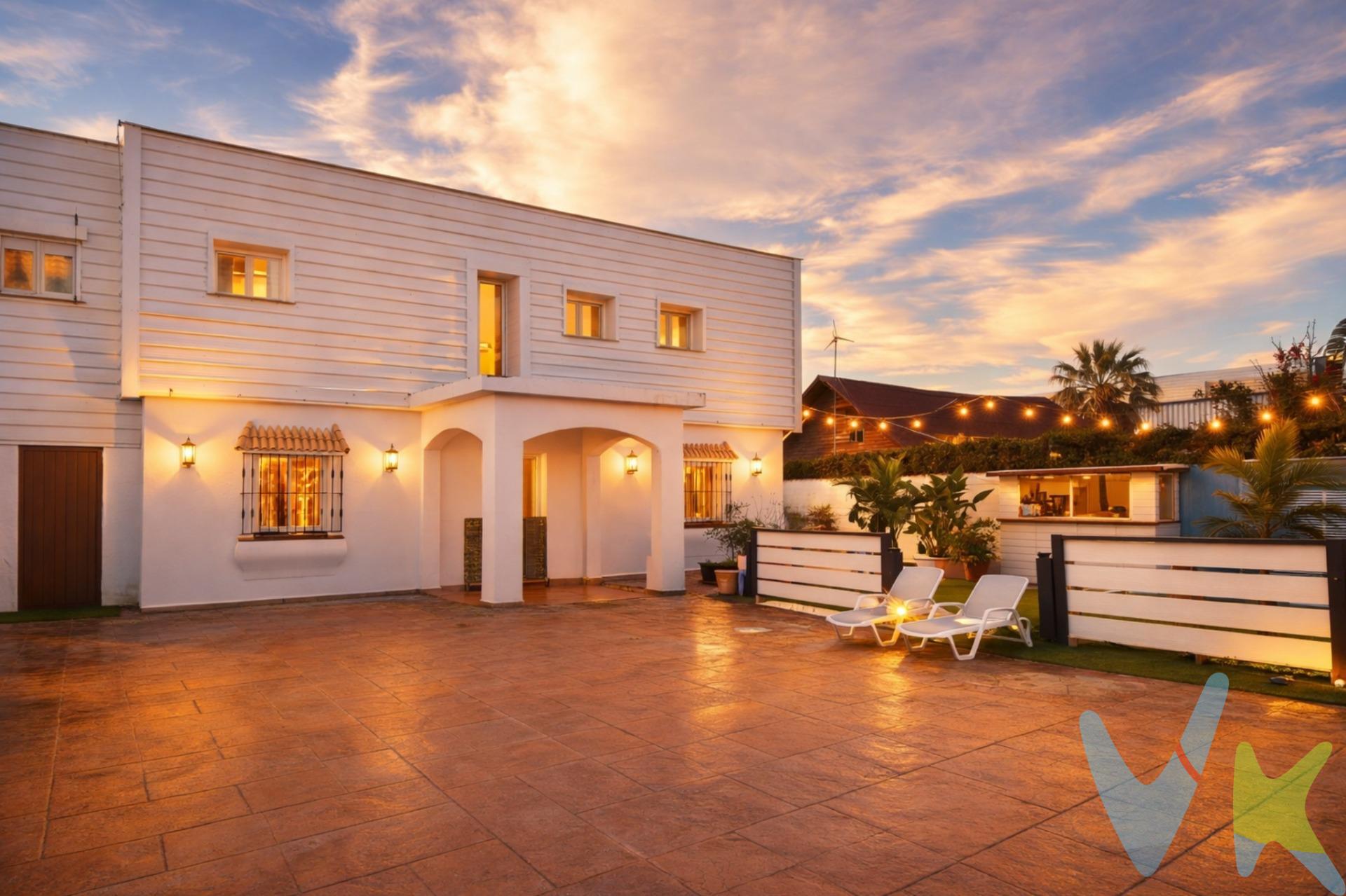 . Se vende magnífica propiedad ubicada en la zona de la Lobita ( Conil ) cuenta con una amplia parcela de 1.000 m² que ofrece múltiples construcciones independientes, ideal tanto para vivienda familiar, alquiler turístico o inversión. La vivienda principal, situada en planta baja, dispone de una acogedora cocina con zona de comedor, un luminoso salón y dos dormitorios, ofreciendo un espacio cómodo y funcional para el día a día. En la planta superior se encuentra una segunda vivienda independiente de madera, compuesta por cuatro dormitorios y un baño, perfecta para familia numerosa, invitados o alquiler independiente. Dentro de la finca también encontramos un apartamento de invitados con acceso directo a la piscina, equipado con cocina, lo que lo convierte en un espacio ideal para estancias privadas y confortables. En la parte trasera hay una segunda casa de madera que puede destinarse a apartamento adicional, zona de trabajo o almacén según necesidades. La propiedad se completa con:. Cuarto exterior para lavadora. WC en zona de piscina. Cuarto técnico para herramientas de piscina. Pérgola para aparcamiento de vehículos. Garaje cerrado de madera. Agua de red. Sistema de fosa séptica. Una finca muy versátil, con gran potencial y múltiples posibilidades de uso, ubicada en un entorno tranquilo y con espacios exteriores amplios para disfrutar al máximo. La vivienda se entrega solo con el mobiliario de la cocina. Algunas fotos están retocadas con inteligencia artificial. 📞 Contáctanos para más información o visita. Transparencia de precio, impuestos y honorarios: El precio publicado corresponde únicamente al precio de venta del inmueble y no incluye impuestos, gastos de compraventa ni honorarios a cargo del comprador. Impuestos: ITP o IVA + AJD (según la naturaleza de la transmisión). En Andalucía, en segundas transmisiones el ITP es 7 % con carácter general, pudiendo aplicarse tipos reducidos (6 % o 3,5 %) si se cumplen requisitos. Base del impuesto: con carácter general, la base será la mayor entre el precio declarado y el valor de referencia (según normativa aplicable). Gastos de compraventa: Notaría, Registro y, en su caso, Gestoría (desde 2.000 € orientativo, según operación). Honorarios comprador (no incluidos): 3 % + IVA, con mín. 3.500 € + IVA si precio < 115.000 €. Se informan y aceptan por escrito (hoja de encargo/servicios) antes de la visita y de cualquier gestión vinculada a la compra. Ficha informativa (Decreto 218/2005) a disposición del interesado. Fuentes oficiales: Información tributaria y valor de referencia disponible en Sedes Oficiales de la Junta de Andalucía y se facilitan a quien lo solicite. Exclusiva: Por mandato expreso del propietario, este inmueble se comercializa en exclusiva a través de la Inmobiliaria. Se ruega no contactar directamente con propiedad/ocupante/vecinos. 