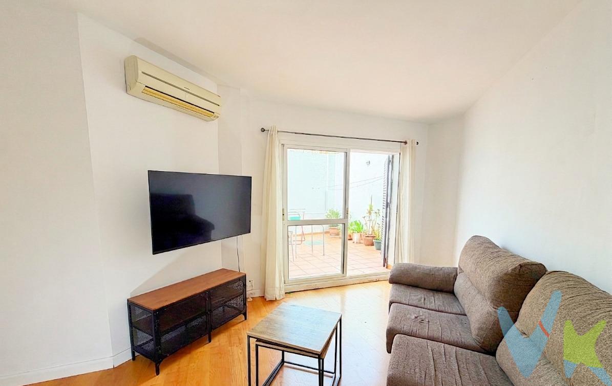 COMERCIALIZAMOS EN EXCLUSIVA. ¿Buscas vivir donde todo sucede pero sin renunciar al descanso? Este piso en plena Calle Virgen de los Milagros es la joya que estabas esperando. Al ser una vivienda interior, disfrutarás de la máxima tranquilidad y silencio, aun estando en la calle principal del casco histórico. Lo que te encantará: tres dormitorios ideales para la familia o teletrabajo, dos cuartos de baño completos con placa de ducha, suelos de tarima, paredes lisas, armarios empotrados, cocina amueblada y equipada, lavadero y terraza privada, elemento muy cotizado y del que otros pisos carecen para poder disfrutar del aire libre. Es una 1ª planta sin ascensor. Vivirás rodeado de historia, comercios y ambiente, pero con la calma que te mereces al cerrar la puerta de casa.