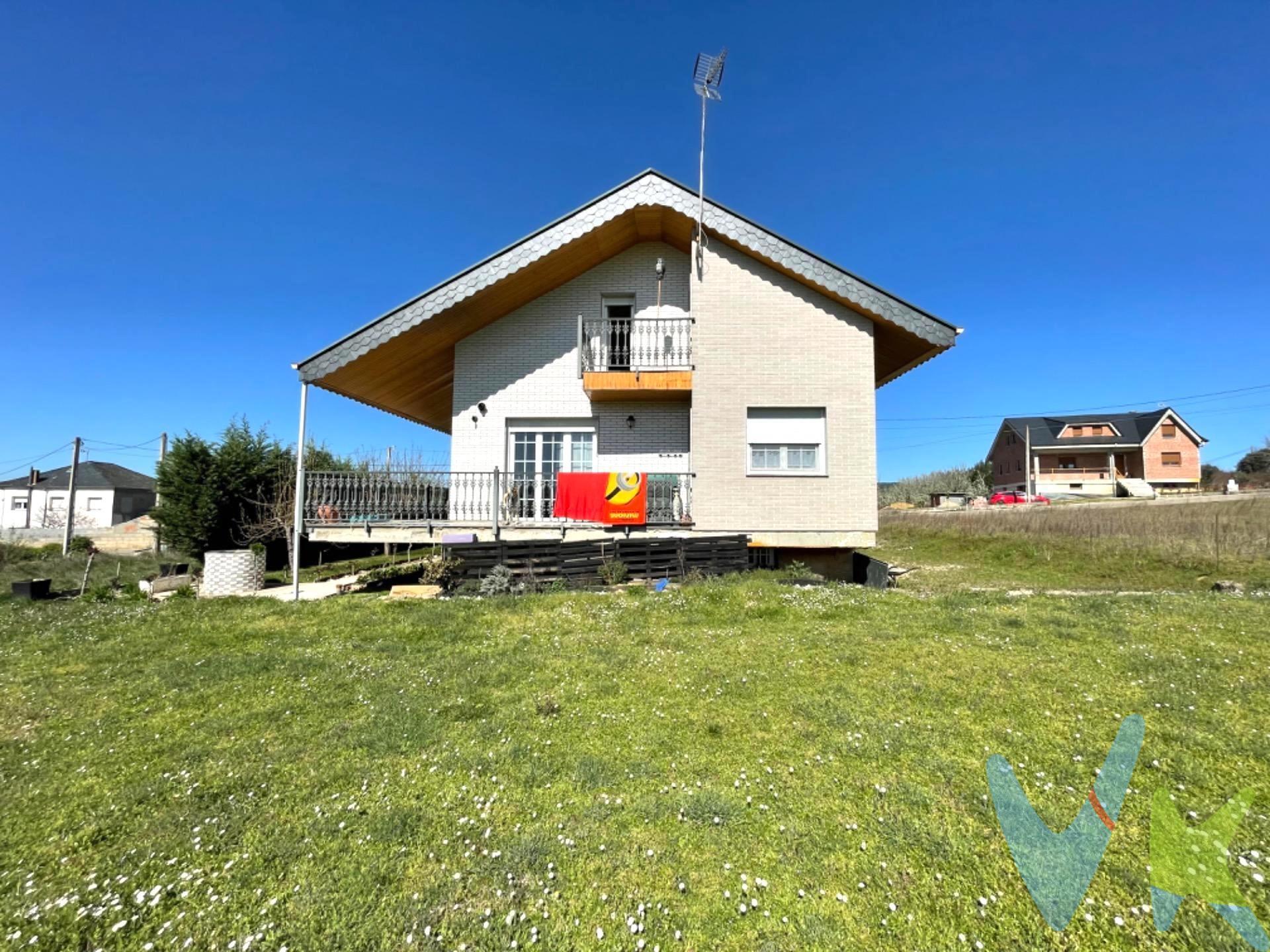 Vivienda ubicada en la localidad de Cabañas Raras, localidad situada a escasos minutos de Ponferrada; en un entorno rural con facilidades de acceso desde la A-6. En sus alrededores podemos encontrar supermercados, bares, farmacia, etc. La vivienda de 293m2 está construida sobre una parcela de 841m2. Accediendo por escaleras exteriores desde entrada encontramos una amplia terraza abierta con orientación sur y el acceso a la vivienda. Una vez dentro,  accedemos al salón - comedor con una orientación este y acceso a terraza. Por otro lado y con orientación oeste, tenemos la cocina totalmente equipada, una habitación doble y baño con bañera. En la misma planta, tenemos la 2º habitación doble y la habitación principal con orientación este y acceso a terraza. Todas las habitaciones contienen armarios empotrados. Accediendo por escalera de madera de media vuelta, una amplia salita con ventanales nos recibe. A su vez, completa la composición de la 2º planta, 2 habitaciones de obra con posibilidad de hacer una con baño en su interior. En la planta sótano se sitúan 2 cuartos, destinados al depósito de 2000L de gasoil y despensa, y el otro cuarto de la caldera de gasoil. Completan toda la planta, el baño con plato de ducha y una cocina para realizar cualquier tipo de evento con una pequeña mesa de comedor y chimenea. El acceso al garaje con capacidad para 2 vehículos se hace en rampa y cuenta con puerta interior de acceso a la vivienda. La calefacción y el A.C.S. se producen por medio de caldera de gasóleo o termoestufa de pellets conectada a radiadores. Consúltanos más información. 