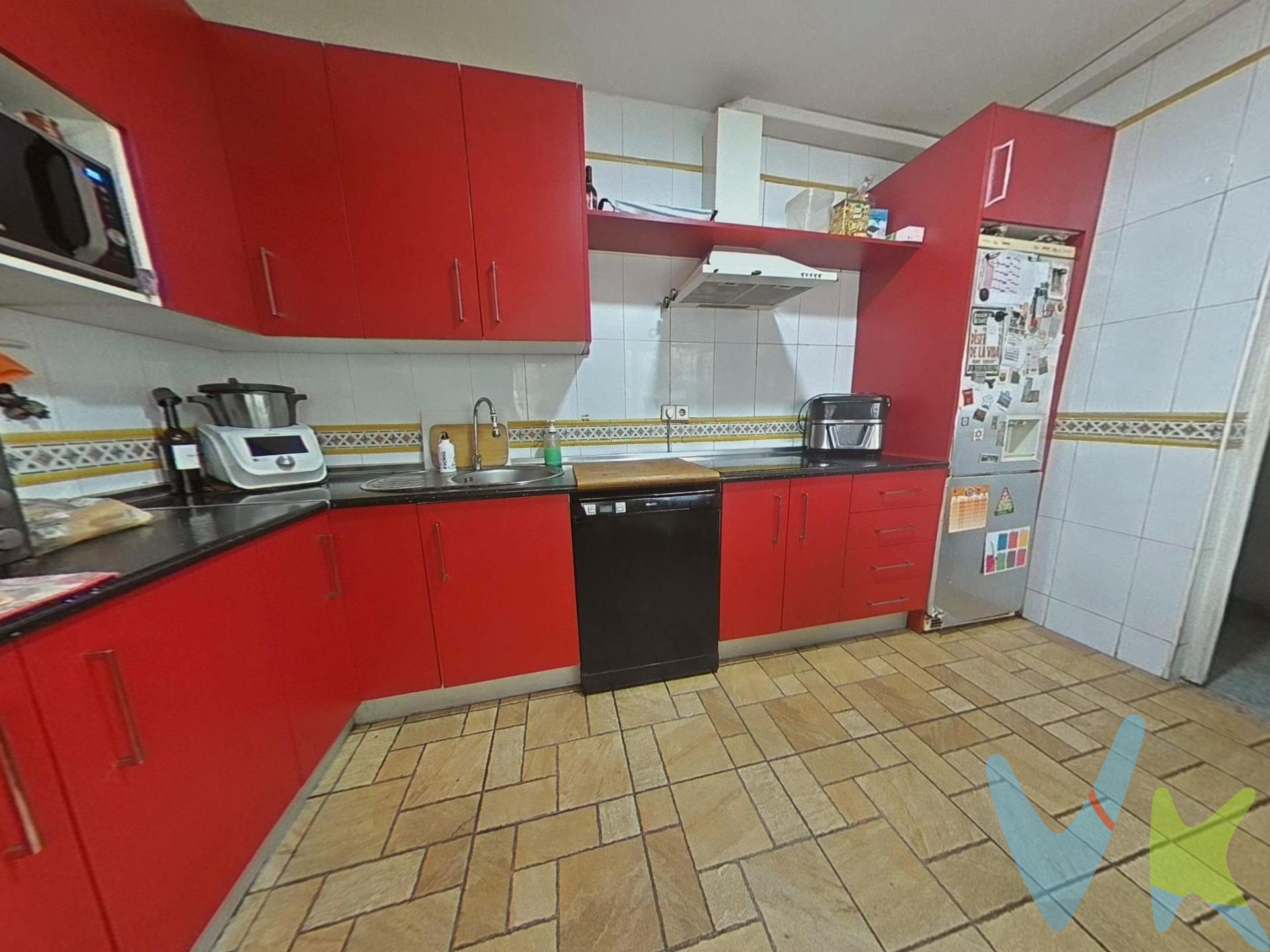 🏡Con un total de 144 metros construidos esta hermosa propiedad se distribuye en dos plantas más una amplia azotea ideal para disfrutar del clima de nuestra ciudad. . En la planta baja, te recibirá un espacioso hall de entrada que conduce a un amplio salón independiente equipado con chimenea 🔥, perfecto para momentos familiares acogedores. La cocina está totalmente equipada y cuenta con todo lo necesario para tus actividades culinarias 🍳. También encontrarás un baño completo y un encantador patio donde relajarte al aire libre 🌿. En la primera planta hay tres amplios dormitorios 🛏️; dos de ellos cuentan con armarios empotrados que optimizan el espacio y ofrecen comodidad adicional, además encontramos otro baño completo perfectamente diseñado 🚿. No olvides explorar la azotea ☀️: perfecta para tomar el sol o realizar reuniones sociales! . Incluye también lavadero y trastero 😌para mantener tu hogar organizado . Una oportunidad única que no querrás dejar pasar! No dudes en visitarla. El comprador tendrá un coste adicional de un 2,5% más IVA del precio de venta final, por el servicio de gestión, asesoramiento y formalización del proceso de compra. Este importe no está incluido en el precio publicado en venta. INFORMACIÓN ADICIONAL. Para cumplir con la normativa vigente tenemos a disposición del cliente el Documento de Información Abreviada D. I. A. Los precios indicados pueden sufrir alteraciones sin previo aviso. Los GASTOS DE LA COMPRA serán según ley (Notaria, Registro e Impuestos) y no están incluidos en el precio señalado. 