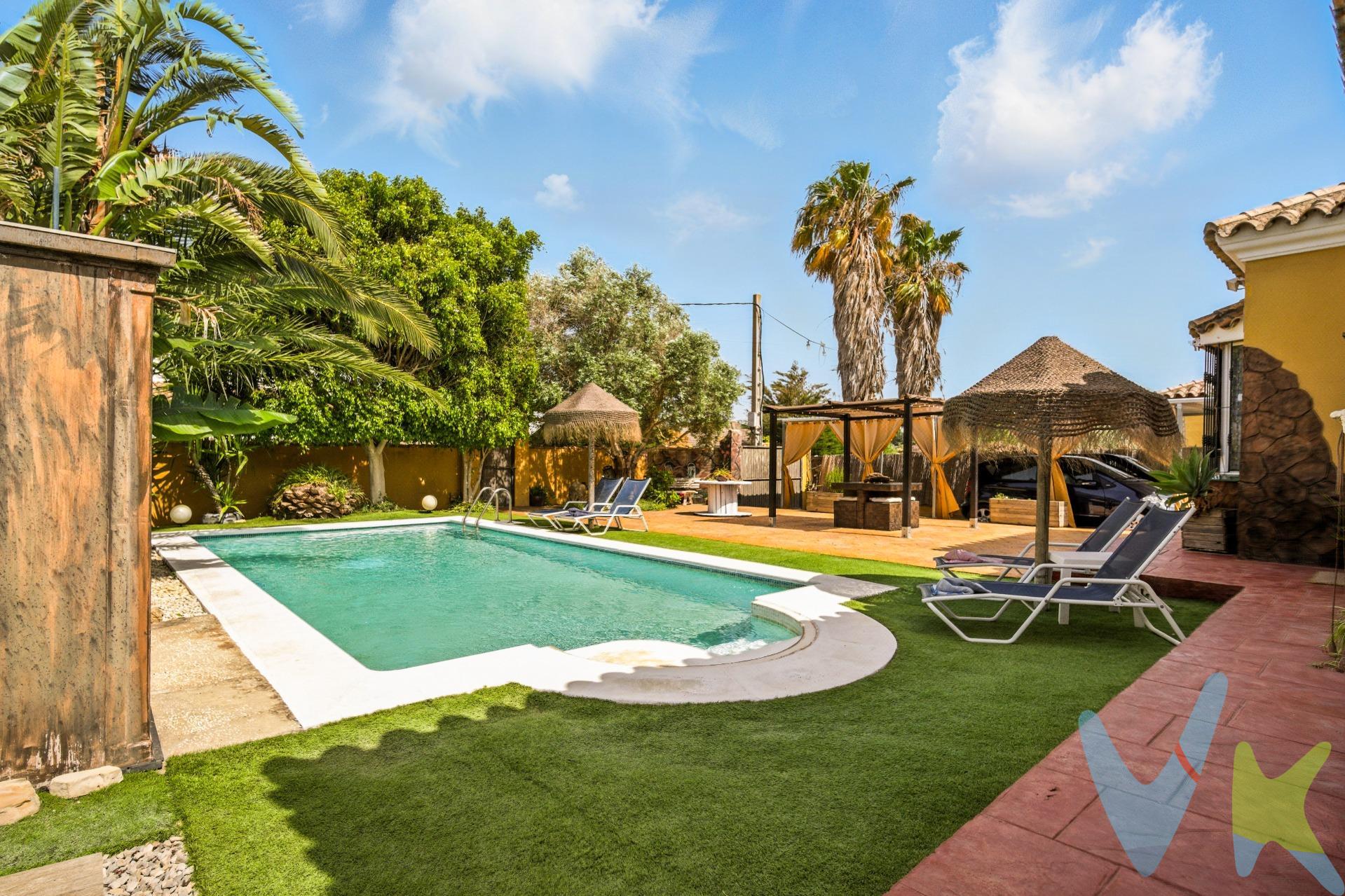 Descubre este precioso chalet ubicado en la tranquila zona del Pinar de los Franceses - Marquesado, ideal para disfrutar de un estilo de vida cómodo y relajante. Con una superficie construida de 93 m², esta propiedad cuenta con una habitación doble y dos sencillas, además de dos baños completos que aportan funcionalidad a su diseño. Su orientación sur permite el ingreso abundante de luz natural durante todo el día. Entre sus características destacan las calidades como suelo granito y carpintería exterior en aluminio/climalit. El exterior es igualmente impresionante; disfruta del agradable clima andaluz gracias a su jardín privado donde se encuentra una hermosa barbacoa junto al merendero bajo pérgola perfecta para reuniones familiares o entre amigos. Además cuenta con cómodo patio trasero que ofrece un espacio adicional perfecto para niños o mascotas. La propia piscina privada promete días refrescantes durante los meses más cálidos del año. La terraza acristalada te permitirá aprovechar aún más tus espacios exteriores sin importar las condiciones climáticas. Ubicado estratégicamente cerca del centro comercial Chiclana así como paradas autobuses locales facilita acceder rápidamente a todas aquellas comodidades modernas necesarias hoy por hoy: supermercados cercanos brindando practicidad diaria sumada también al atractivo parking incluido dentro de la oferta inmobiliaria expuesta aquí,. sin olvidar fácil acceso hacia autovías rumbo San Fernando permitiendo desplazamientos ágiles fuera municipio si lo requieres . Esta casa está lista para entrar vivir ¡No pierdas esta oportunidad única! Contáctanos ya. . Comercializamos este inmueble en exclusiva, lo que le garantiza el acceso a toda la información y un servicio de calidad. En cumplimiento del Decreto de la Junta de Andalucía 218/2005 del 11 de Octubre, se informa al cliente que los gastos notariales, registrales, ITP y otros gastos inherentes a la compraventa no están incluidos en el precio. Igualmente disponemos del Documento Informativo Abreviado de la Propiedad (D.I.A) , y de un Seguro de Caución para garantizar las cantidades entregadas a nuestra Agencia en concepto de Reserva y/o Arras.