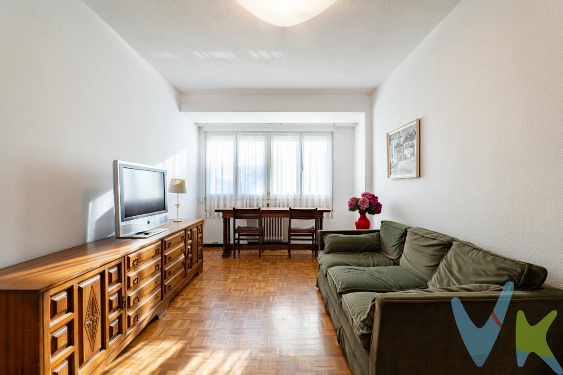  Nos complace presentar este magnífico piso en la animosa y Gijonesa zona de La Arena en Gijón, una oportunidad única de adquirir una vivienda en una de las áreas más codiciadas de la ciudad. Con una superficie total de 88 metros cuadrados construidos y 79 metros cuadrados útiles, este inmueble se encuentra situado en la novena planta de un edificio bien mantenido. La propiedad ofrece la ventaja adicional de contar con dos ascensores, brindando comodidad y accesibilidad para todos los residentes.El inmueble consta de tres habitaciones, cocina, salón, baño y aseo. Con una distribución funcional y accesible. Las estancias gozan de una magnífica iluminación natural gracias a su orientación Sur y las ventanas amplias. Además, el diseño del piso está enfocado en maximizar el uso del espacio, proporcionando un entorno acogedor y funcional para sus futuros propietarios. Una excepcional  terraza orientada al mediodía genera un espacio ámplio de luz, sol y vistas, siendo sin duda un detalle a tener en cuenta.La distribución del piso ha sido cuidadosamente pensada para ofrecer un equilibrio perfecto entre las áreas comunes y privadas. La sala principal es un área ideal para disfrutar de momentos de ocio o reuniones familiares, mientras que la cocina, de diseño contemporáneo, es el lugar perfecto para los apasionados de la gastronomía. Cada uno de los rincones de esta propiedad ha sido optimizado para satisfacer las necesidades modernas, sin olvidar el confort y la calidez de un hogar.La Arena es conocida por su excelente ubicación y la calidad de vida que ofrece a sus habitantes. En las cercanías, encontrarás una excelente conexión de transporte público con líneas de autobús y una estación de tren cercana, facilitando el acceso a otras partes de Gijón y sus alrededores. Esta conectividad hace de este piso una opción ideal para aquellos que buscan comodidad diaria y movilidad sin igual.Una de las principales ventajas de esta propiedad radica en su entorno. La proximidad a diversas tiendas, supermercados, y establecimientos de restauración en La Arena, hace que las tareas diarias sean realmente cómodas. Los futuros propietarios podrán disfrutar de largos paseos en la emblemática playa de San Lorenzo, a escasos 2 minutos a pie, convirtiéndose en un enclave perfecto para relajarse y desconectar de la rutina diaria.Este piso representa una oportunidad excepcional para aquellos que deseen vivir en un área de Gijón que combina lo mejor de la vida urbana con la tranquilidad de un entorno costero. Al ser una novena planta asegura vistas despejadas, lo cual, junto a la ubicación y la distribución del inmueble, garantizan una inversión segura y de valor creciente.No pierdas la oportunidad de visitar este fabuloso piso, que sin duda alguna cumplirá con todas tus expectativas. Para concertar una cita o recibir más información, no dudes en ponerte en contacto con nosotros. Estamos a tu disposición para cualquier consulta y para asegurar que tu futura vivienda en Gijón sea todo lo que siempre has deseado. Se bienvenido a descubrir tu nuevo hogar en La Arena, donde cada día será una experiencia única.Se informa a los interesados que el precio de venta indicado no comprende los honorarios de la agencia inmobiliaria, el Impuesto de Transmisiones Patrimoniales (ITP) ni los gastos asociados a la compraventa (notaría, registro de la propiedad y otros). 