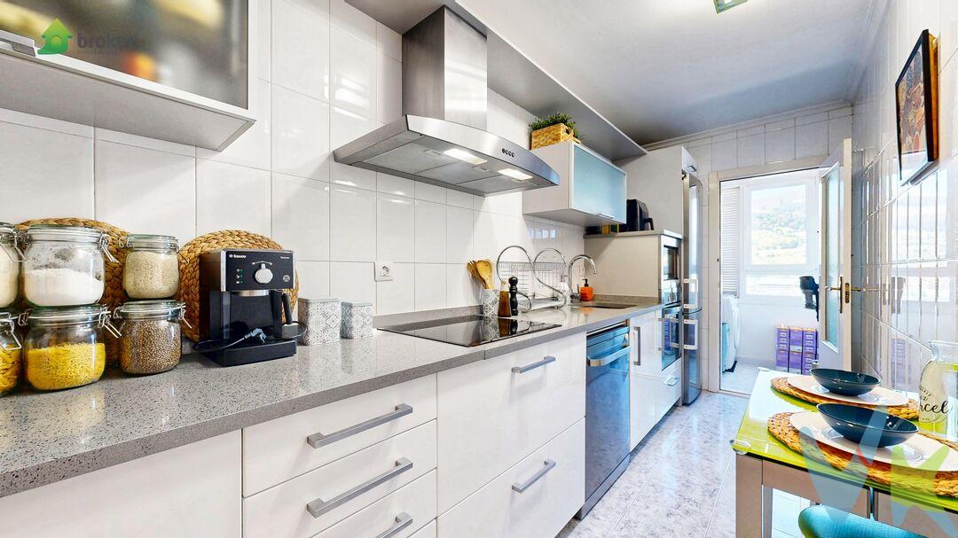 SEMINUEVO, CON GARAJE DIRECTO Y TRASTERO
¡¡¡ EXCLUSIVA !!!  INMOBILIARIA BROKER pone a tu disposición esta vivienda seminueva, con vistas espectaculares en una ubicación privilegiada, rodeada de zonas verdes y muy bien comunicada.
Se trata de una vivienda a la que sólo tendrás que traer tus maletas y darle tu toque personal. La propiedad consta de:

2 habitaciones muy luminosas 
2 baños completos, con bañera y ducha
Cocina equipada con salida a tendedero
Amplio salón comedor
Excelente orientación (SUROESTE), asegurando luz natural durante todo el día.
Plaza de garaje con acceso directo a la vivienda y trastero

El edificio dispone de tres ASCENSORES A COTA CERO de muy buen tamaño.
En el precio están incluidos una PARCELA DE GARAJE CON ACCESO DIRECTO y un buen TRASTERO de 8 metros aproximadamente.
Además, la propiedad se encuentra en una ubicación inmejorable, a unos minutos de centros comerciales como MEGAPARK Y MAX CENTER, parada de autobuses y todos los servicios necesarios para hacer tu vida mucho más cómoda.
¡No dejes pasar esta oportunidad de vivir en un lugar con todo lo que necesitas a tu alcance y con unas vistas que no tienen precio!
Para tu comodidad, TENEMOS LLAVES, así que llámanos cuanto antes y concertamos una visita.
Usamos tecnología 3D, para que puedas ver la vivienda con total realidad. Así, en la visita todo será más fácil a la hora de tomar decisiones.
Gastos de gestión del 3.500 € (+IVA) a cargo del comprador, no incluidos en el precio.
Colegiado API 584. Trabaja con verdaderos profesionales.
 