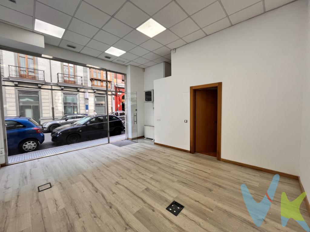  Se presenta una excelente oportunidad de inversión Lado la Plazuela San Miguel ,en Gijón: un local comercial instalado, completamente diáfano  para adaptarse a diversas actividades. Situado en la zona Centro, este inmueble goza de una ubicación privilegiada, destacando por su accesibilidad y alto tráfico peatonal, lo que lo convierte en un espacio ideal para negocios que deseen establecerse en una de las áreas más dinámicas de la ciudad.Este local ofrece las dimensiones adecuadas para una gran variedad de propuestas empresariales ,con un amplio escaparate .El edificio donde se sitúa este local fue construido en el año 2006, lo que garantiza unas instalaciones modernas y en perfecto estado de conservación. Tanto las zonas comunes como la fachada se mantienen impecables, reflejando una imagen profesional que contribuirá al prestigio de cualquier negocio que decida establecerse aquí. Además, este joven edificio aporta valor añadido a la inversión, asegurando un espacio contemporáneo con todas las garantías.Con paradas de autobús cercanas, el local dispone de excelente conexión con el resto de la ciudad ,esta accesibilidad aumenta significativamente el potencial de captación de clientela, un factor clave para el éxito de cualquier empresa.La zona Centro de Gijón es conocida por su vibrante vida diaria y nocturna, gracias a la abundancia de comercios, restaurantes y lugares de interés que la rodean, esto supone una gran ventaja competitiva para cualquier negocio que se instale en este local.No pierda la oportunidad de visitar este local para descubrir personalmente todo lo que tiene para ofrecer. La venta de esta propiedad representa no solo una inversión inmobiliaria, sino también la posibilidad de iniciar o expandir un proyecto empresarial en uno de los puntos más vivos y estratégicos de Gijón.La competitividad del precio junto con todas estas características hacen de esta oferta una opción sumamente atractiva tanto para inversores como para emprendedores. Para más información o para agendar una visita, no dude en ponerse en contacto. Descubra cómo este local puede ser la clave del éxito de su próxima aventura empresarial.En el precio publicitado no se incluyen los Impuestos de Transmisiones Patrimoniales ni los Gastos de Notaría y Registro.