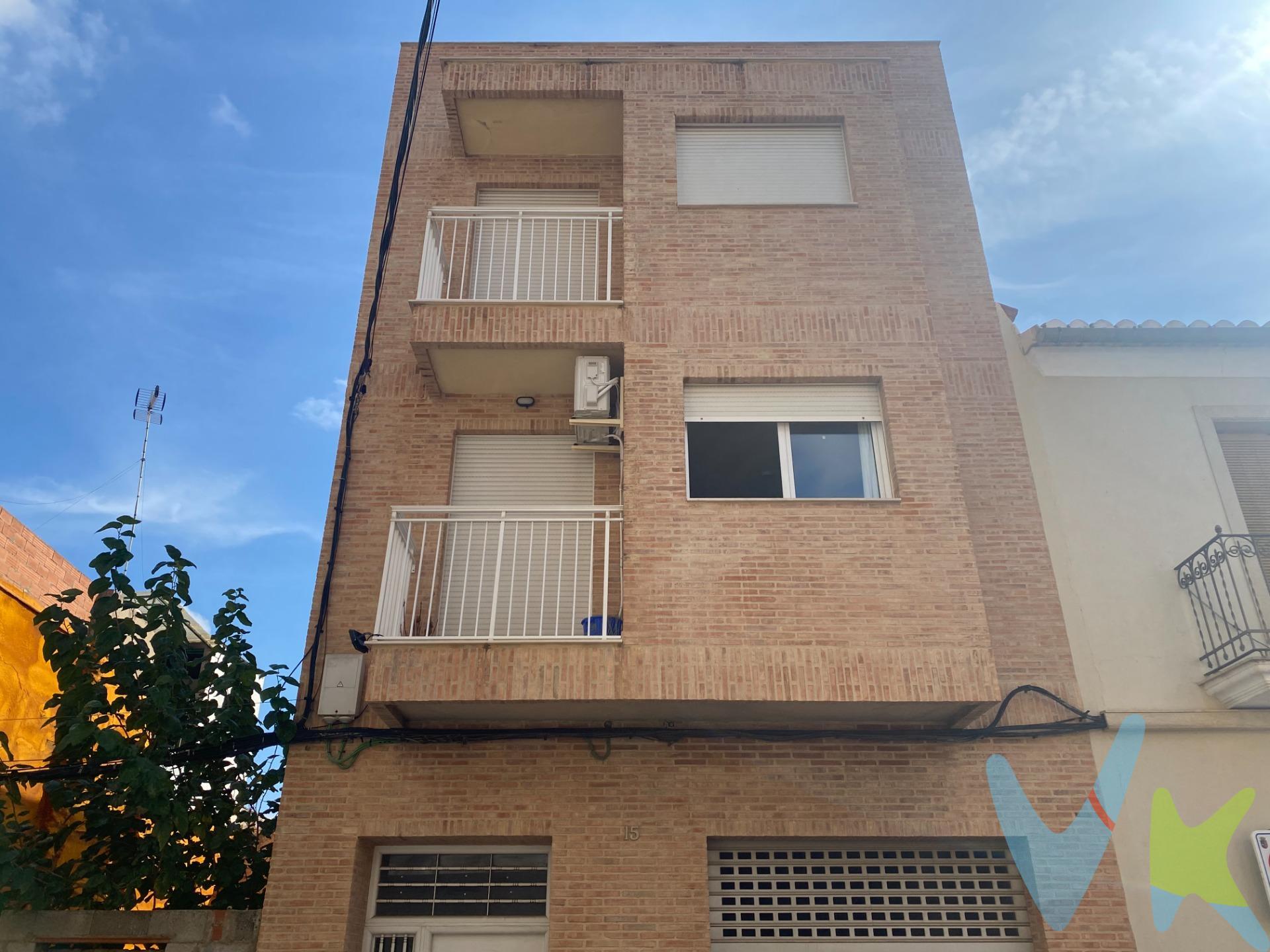 Pon tú el Precio y nosotros la Financiación hasta 100%, piso en venta Alginet, zona centro, planta segunda sin ascensor, 106 m2 de superficie, una habitación doble, tres habitaciones sencillas y dos baños, propiedad en buen estado de conservación. Extras: Armarios empotrados y linea 1 de metrovalencia cercana. No lo pienses más, solicita visitar el inmueble y descubrirás la vivienda que se adapta a tu estilo de vida. (Propuesta de precio sujeta a aprobación de la Propiedad y financiación sujeta a aprobación de la Entidad Financiera)