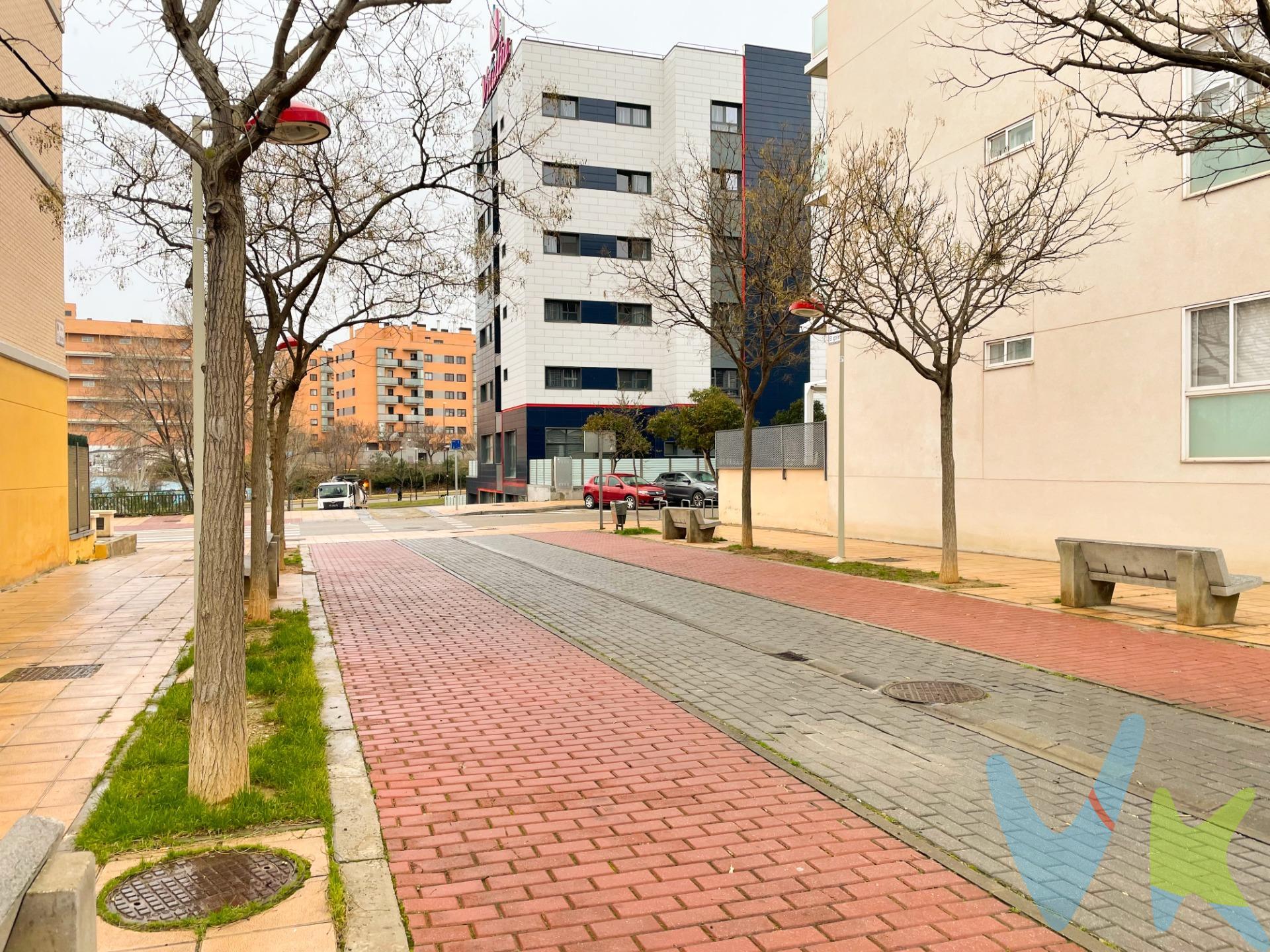 Se vende plaza de garaje situada en Paseo Los Olvidados, con acceso por calle El Golem, en una zona muy demandada de Valdespartera. La plaza cuenta con 10 m² útiles, es amplia y adecuada para vehículos de tamaño medio, ofreciendo buen acceso y cómoda maniobrabilidad. Se ubica en planta -1, lo que facilita la entrada y salida del garaje. Ideal tanto para residentes de la zona como para inversores que buscan una solución de aparcamiento en un entorno con alta demanda. Precio: 7.000 €. El precio no incluye impuestos ni gastos derivados de la compraventa. Para más información o concertar una visita, no dudes en contactar.