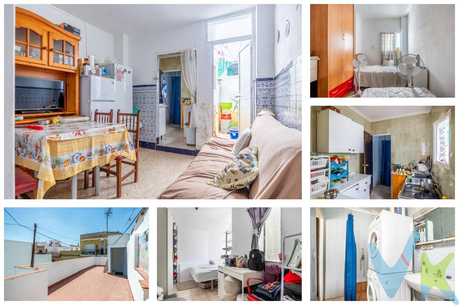 Atención familias y parejas jóvenes!!!. Disponible a la venta esta casa de 76 m2 de 2 plantas para entrar a vivir a reformar a vuestro gusto, distribuida en:. PLANTA BAJA. * Hall de entrada con puerta de entrada nueva y con ventana con vistas a la calle . * Dormitorio 1 con ventana con vistas al hall de entrada. * Salón comedor con salida a patio de 2,2 m2 con termo de gas butano instalado. * Cocina amueblada y equipada con hornilla de gas butano y frigorífico. * Baño con placa ducha. En el baño está instalada la lavadora. PLANTA ALTA:. * Dormitorio 2 con ventana con vistas al patio. * Dormitorio 3 con ventana con vistas al patio.  . * Dormitorio 4 con acceso a terraza con vistas a la calle y con escalera de acceso a solarium de planta cubierta. PLANTA CUBIERTA. * Solárium de 25 m2. * Trastero de 4,50 m2. De IBI se paga al año 102€. Con una ubicación muy tranquila y familiar  junto a la avenida de Bellavista, hospital de Valme y futura para de metro. Próxima a todo tipo de comercios, mercado de abastos, colegios de educación primaria y secundaria, etc. La conexión con el centro de Sevilla es inmejorable tanto en bici (carril bici), en coche, en bus (líneas 3, 37 y LS), y como en tren (cercanías). A pocos kms en coche tenemos la incorporación tanto de la s-30 como de la s-40. En cumplimiento de las obligaciones de información previstas Disp. final 3ª de la Ley 10/2025, de 28/diciembre, de servicios de atención al cliente y transparencia, así como en la normativa sectorial vigente, y RD 218/2005 de Inf. de la Junta de Andalucía, el PVP no incluye los gastos e impuestos inherentes a la adquisición, los cuales se desglosan estimados o con posibilidad de calcularlos a continuación; los gastos más ajustados serán dados en el D.I.A. en la visita al inmueble, o antes. *Gastos de Notaría: La Minuta se calculará según al arancel notarial oficial: Anexo I, del Real Decreto 1426/1989, de 17 de noviembre. Enlace:notariared.com/calculadora-gastos-compra-vivienda/ . *Gastos de Registro de la Propiedad: La inscripción se facturará según el arancel oficial: ANEXO I, del Real Decreto 1427/1989, de 17 de noviembre. Igual enlace anterior. *Gastos de Gestión (Gestoría): Los honorarios por la tramitación administrativa, liquidación de impuestos e inscripción registral ascienden de forma estimativa a [363 € aprox.] (IVA incluido), aunque depende de cada caso, y su dificultad. *Honorarios Agencia del Vendedor: incluidos en el PVP. *Honorarios Agencia del comprador: La agencia prestará los servicios de información, asesoramiento y acompañamiento previstos en el Encargo de Servicios y en el F.I.A.(Ficha Información Abreviada) Si solicita servicios adicionales o personalizados, sus honorarios serán informados previamente, de forma individualizada y por escrito, conforme a la libertad de pactos y a la normativa vigente. *Si necesita Financiación, su banco le informará . *Impuesto sobre Transmisiones Patrimoniales (ITP): Se aplicará el tipo impositivo vigente en Andalucía (7%, 6%, 3,5%, etc, aplicables según las circunstancias personales del comprador o las características del inmueble). El impuesto se devenga sobre el superior entre el Valor de Referencia de Catastro y el PVP. Puede calcular su situación personal en el portal oficial de la A.T. de Andalucía. enlace:juntadeandalucia.es/organismos/economiahaciendayfondoseuropeos/areas/tributos-juego/tributos/paginas/impuestos-cedidos-transmisiones.html. 