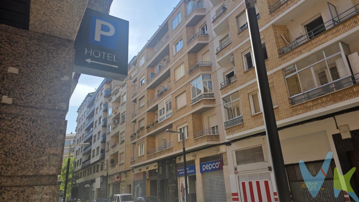 Vivienda de setenta y cuatro metros útiles. Piso tres dormitorios, uno de ellos con balcón y el salón que son exteriores, orientados a Saturnino Ulargui, un amplio baño con posibilidad de sacar un aseo. La cocina y el tercer dormitorio orientados a patio interior. Suelos de terrazo, ventanas de madera y calefacción central. Ubicación privilegiada y céntrica. Portal reformado, ascensor a cota cero.Opción a garaje.