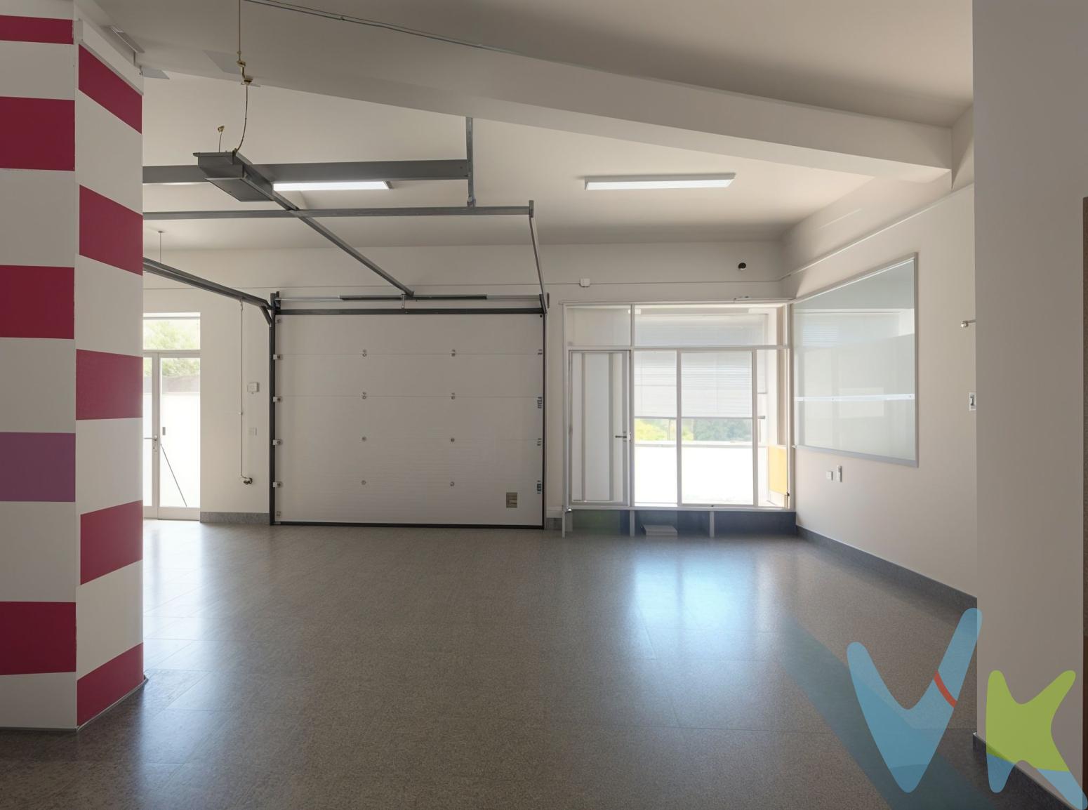 Local comercial en venta en Blimea, San Martín del Rey Aurelio La oportunidad perfecta para emprender tu proyecto o invertir con alto potencial 
Descubre este local comercial diáfano de 80 m² en venta en Calle Velázquez nº 23 01, Blimea (San Martín del Rey Aurelio). Actualmente habilitado como garaje con portón eléctrico nuevo, cuenta además con una habitación habilitada como sala de estar, un aseo completo y amplios ventanales que aportan gran luminosidad. 
Con orientación sur, este espacio te ofrece un entorno cálido y acogedor durante todo el día. 
Características Destacadas 
Espacio Diáfano Más de 60 m² sin tabicar, ideal para adaptar a tu proyecto: taller, almacén, showroom o estudio creativo. El gran ventanal orientado al sur garantiza luz natural y ahorro energético. 
Garaje con Portón Eléctrico Zona de garaje perfectamente habilitada, con vado y acceso directo a la calle. Ideal para autónomos que necesiten un espacio de trabajo con acceso para vehículos o inversión para alquiler como parking. 
Sala de Estar / Despacho Espacio multifuncional independiente, perfecto para oficina, recepción de clientes o zona de descanso para tu equipo. 
Aseo Completo Dotado de lavabo y sanitario, contribuyendo al confort de quien trabaje o visite el local. Orientación Sur Maximiza la iluminación y calidez natural durante todo el año; reduce costes de climatización y crea un ambiente atractivo para clientes y empleados. Ubicación Estratégica Situado en el núcleo de Blimea, a escasos metros de la Avenida Libertad y con fácil acceso a la AS-17. Zona con buen tránsito local, próxima a tiendas, cafeterías y parada de autobús. Precio Competitivo Una opción de inversión con alta revalorización.  
Visualiza su distribución diáfana: el área principal te permite organizar puestos de trabajo, estanterías o maquinaria según tus necesidades, mientras que la sala independiente aporta un espacio de trabajo privado. Además, el aseo facilita la operatividad diaria sin necesidad de obras adicionales. La combinación de estas estancias genera un valor funcional inigualable, tanto si eres un emprendedor que busca crecer como si eres un inversor que busca rentabilidad inmediata.


Oportunidad Única Local comercial con gran potencial en Blimea 
Este local comercial de 80 m² en venta en Blimea se posiciona como una opción excepcional en el mercado local. Con un precio muy por debajo de la media y características únicas (portón eléctrico, sala y aseo), ofrece multitud de posibilidades para distintos perfiles de comprador:
 Emprendedores y autónomos
Si buscas iniciar o ampliar tu negociotaller mecánico, taller de ebanistería, estudio de diseño, tienda de barrio o sala de yogaeste espacio te brinda la libertad para adaptar cada metro cuadrado a tu visión.

 Inversores en busca de rentabilidad
La alta demanda de plazas de garaje en Blimea y la flexibilidad para convertir parte del local en parking garantizan ingresos estables por alquiler. Además, su precio competitivo y la revalorización esperada en la zona hacen de esta una inversión segura.

 Profesionales liberales
Abogados, arquitectos, fisioterapeutas o consultas de podología pueden beneficiarse de la sala independiente como recepción o consulta, manteniendo la zona diáfana como sala de espera o despacho colectivo.

 Startups y creadores digitales
Si necesitas un coworking reducido o un pequeño estudio audiovisual, la luminosidad y la distribución abierta favorecen la creatividad y productividad, conectando con un público local que valora espacios auténticos.

Localidad con encanto
Blimea, la tercera población del concejo, combina tradición minera con un creciente sector terciario (comercio y servicios tecnológicos). Con fácil acceso a Oviedo (34 km) y Gijón (44 km), y próxima a la AS-17, la zona goza de un flujo constante de potenciales clientes y trabajadores. Además, la cercanía al parque El Florán y a centros educativos como el IES Juan José Calvo Miguel aporta un ambiente dinámico y familiar.

En resumen, este local es la opción ideal para quien busca una inversión de bajo coste con alta versatilidad o para quien desea emprender con un espacio listo para adaptarse a cualquier actividad. No dejes pasar la oportunidad de adquirir un inmueble con múltiples posibilidades y gran proyección en una zona con creciente demanda comercial y habitacional.

¡Contáctanos hoy mismo para visitar tu próximo espacio de trabajo o inversión! 

El precio de la propiedad no incluye los gastos de impuesto de transmisiones patrimoniales, notariales ni de registro. 