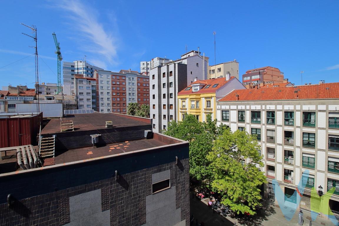 En venta fabuloso piso ubicado en pleno centro de Gijón, una oportunidad inigualable para quienes desean disfrutar de una vida urbana con todas las comodidades a su alcance. A 1 minuto caminando de la Playa de San Lorenzo, este inmueble, situado en la planta 5 de un edificio  construido en el año 1973, ofrece una excelente distribución y luminosidad.Se trata de una vivienda totalmente exterior y por tanto muy luminosa.Consta de dos habitaciones amplias y bien iluminadas, un cómodo salón con balcón, cocina con balcón y dos baños, uno completo y otro aseo. Además tiene una cómoda despensa, muy útil para el día a día.La propiedad dispone de un balcón encantador que ofrece vistas despejadas y una conexión con el entorno exterior. Este espacio es perfecto para disfrutar de un buen libro, una taza de café por las mañanas o una agradable cena al aire libre durante las noches de verano. Además, la luz natural que entra por los ventanales es un complemento perfecto que realza la calidez del hogar.El edificio, además, está equipado con ascensor, lo que facilita el acceso y brinda comodidad adicional a los residentes.Su ubicación ejemplar en el corazón de Gijón proporciona todas las ventajas . Con paradas de autobús cercanas, el transporte público facilita el acceso a cualquier punto de la ciudad, asegurando que las conexiones nunca sean un problema. Esta característica es particularmente beneficiosa para quienes optan por un estilo de vida sin vehículo propio.En cuanto a los servicios aledaños, la zona centro es conocida por su amplia oferta de comercios, restaurantes, cafeterías y todo tipo de establecimientos de ocio y cultura. Esta propiedad es ideal tanto para familias pequeñas que desean establecer su residencia en una zona céntrica, como para tener una segunda residencia cómoda y céntrica para disfrutar de la s vacaciones, así como para invertir.Contamos con más de 35 años de experiencia acreditada y nuestro objetivo es garantizarle un servicio de compra humano, ético, de calidad, fácil y seguro. Nuestro equipo lo integran agentes con la titulación AIR (Agente Inmobiliario Registrado), somos CRS (Council of Residential Specialist) y API  (Agente de la Propiedad Inmobiliaria Colegiado nº248). Contamos con un seguro de Caución que nos permite garantizar el depósito de las cantidades entregadas por nuestros clientes. Te ayudamos con la financiación con las mejores condiciones hipotecarias hasta el 100%. Consulte en nuestras reseñas de Google lo que opinan los clientes que ya han trabajado con nosotros. El precio NO incluye: Impuestos, gastos de Notaría, registro y honorarios de la inmobiliaria al Comprador del 2% + IVA.