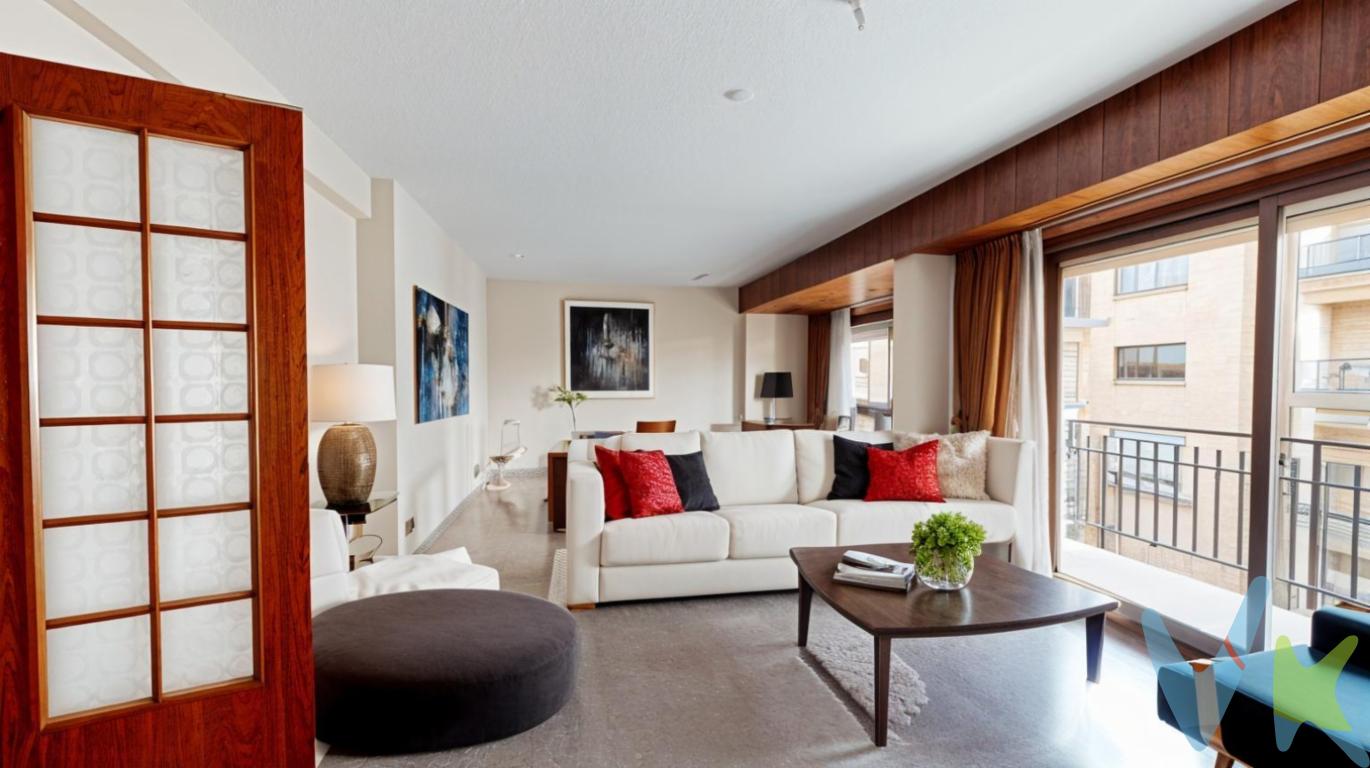  Presentamos un extraordinario piso en venta, ubicado en la ciudad de Valencia, específicamente en la próspera zona de Quatre Carreres - Mont - Olivet. Este inmueble se encuentra en una ubicación privilegiada, perfecto para aquellos que buscan la comodidad de vivir en un lugar accesible y lleno de servicios. Con una distribución cuidadosamente diseñada, esta propiedad amplía sus posibilidades gracias a sus 167 metros cuadrados útiles que proporcionan un generoso espacio de vida.El piso, situado en la cuarta planta de un edificio robusto, construido en 1974, cuenta con un total de cinco habitaciones. Estas habitaciones fueron pensadas para ser polivalentes, permitiendo tanto su uso como dormitorios, como para ser utilizadas como oficinas, estudios o salas de entretenimiento. Cada habitación es un refugio de serenidad que ofrece la privacidad que todos los miembros de su familia necesitan. A esto se suma un expandido balcón, desde el cual se pueden disfrutar de unas vistas refrescantes de los alrededores, haciendo de este espacio una delicia para quienes buscan un rincón de tranquilidad al aire libre.  La amplitud del inmueble junto con estos detalles hacen de este piso un espacio sumamente atractivo para diversos perfiles de compradores.La proximidad del piso a medios de transporte público es indiscutible, con una estación de metro y paradas de autobús a corta distancia, asegurando una excelente conexión con el resto de la ciudad. Esta facilidad permite el acceso rápido y sin complicaciones a las áreas más concurridas y dinamizadas de Valencia.Los 190 metros construidos del piso ofrecen un potencial que merece ser explorado. Las características estructurales y decorativas del inmueble permiten imaginar una gran diversidad de posibilidades de decoración y uso, otorgando al futuro propietario la oportunidad de crear un espacio absolutamente personalizado y adaptado a sus gustos y necesidades específicas.Dispone de una amplia cocina con capacidad para poder comer en ella y cuenta con una galería/lavadero que sirve de gran desahogo para poder realizar las labores domesticas. En conclusión, esta maravillosa propiedad en la zona de Quatre Carreres - Mont - Olivet es una verdadera joya que conjuga a la perfección espacio y funcionalidad. La combinación de sus cualidades internas con su ubicación estratégica en Valencia ofrece una oportunidad inigualable para los potenciales propietarios. No pierda la ocasión de visitarla y descubrir todas las ventajas que tiene para ofrecer. Esta es su oportunidad de adquirir un hogar que se adapte perfectamente a sus expectativas.  Agencia Registrada con el Nº 89 en el Registro Obligatorio de Agentes Inmobiliarios de la Comunitat Valenciana. Puede consultar en la web de la GVA:https://habitatge.gva.es/es/registres-en-materia-habitatgeLa oferta está sujeta a cambios de precio o retirada del mercado sin previo aviso. Este anuncio en su conjunto, incluyendo textos, fotos, imágenes o cualquier otro contenido del mismo, no es vinculante dado que la información es ofrecida por terceros y puede contener errores. Se muestra a título informativo y no contractual. El precio no incluye lo siguiente: Honorarios de la agencia inmobiliaria, impuestos (IVA, ITP) y otros gastos de la Compraventa (notaria, gestoría y registro). Por mandato expreso del propietario, comercializamos este inmueble en exclusiva, lo que le garantiza el acceso a toda la información, a un servicio de calidad, un trato fácil, sencillo y sin interferencias de terceros. Por este motivo, se ruega no molestar al propietario, a los ocupantes de la propiedad o a los vecinos. Muchas gracias por su comprensión. Si usted es agente inmobiliario y tiene un cliente para este inmueble, llámenos: estaremos encantados de colaborar. 