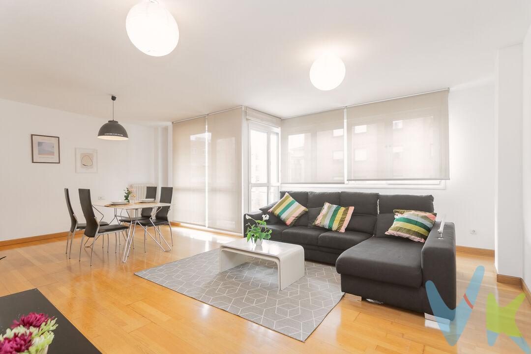 Magnífico piso en Mendebaldea, una de las zonas más demandadas de Pamplona, muy luminoso y con una distribución cómoda y funcional. Ubicado además en uno de los edificios más nuevos de la zona.
La vivienda cuenta con un amplio salón con salida a una terracita con vistas a la calle Irunlarrea, ideal para disfrutar de la luz natural durante toda la tarde. La cocina, espaciosa y práctica, dispone también de acceso a un segundo balcón con vista a la calle peatonal con sol durante toda la mañana.
El piso se distribuye en 2 habitaciones, con la posibilidad de hacer una tercera habitacion, y 2 baños completos, uno de ellos en suite dentro de la habitación principal, aportando mayor comodidad e intimidad. Ambas habitaciones tienen salida directa al segundo balcón, al que también se accede desde la cocina, creando un espacio exterior muy agradable y funcional.
Gracias a su excelente distribución y amplitud, la vivienda ofrece además la posibilidad de habilitar una tercera habitación según las necesidades del comprador, manteniendo espacios cómodos y bien aprovechados.
La vivienda destaca por su excelente luminosidad, ya que recibe abundante luz natural tanto desde la fachada exterior como desde la zona peatonal, creando un ambiente cálido y acogedor en todas las estancias.
Además, la vivienda incluye plaza de garaje y 2 trasteros, aportando un extra de espacio de almacenamiento y comodidad.
Ubicado en una zona tranquila y muy bien comunicada, junto a hospitales, universidades, zonas verdes, transporte público y todo tipo de servicios.
INFORMACIÓN LEGAL
▪ Información meramente orientativa, sin carácter contractual.
▪ Superficies y características aproximadas, con finalidad descriptiva.
▪ En el precio de venta están incluidos los honorarios de la agencia inmobiliaria, que serán asumidos por la parte vendedora.
▪ El precio indicado no incluye los gastos e impuestos derivados de la compraventa a cargo del comprador (Notaría, Registro de la Propiedad, I.T.P., A.J.D. o I.V.A., según corresponda), ni otros posibles gastos asociados.
▪ El inmueble se transmite sin mobiliario ni otros enseres, salvo que se indique expresamente lo contrario.
 
A modo orientativo en Navarra:
▪ Notaría y Registro: 1%–1,5%.
▪ ITP: tipo general 6% (con posibles bonificaciones).
▪ AJD: aprox. 0,5%–1%.