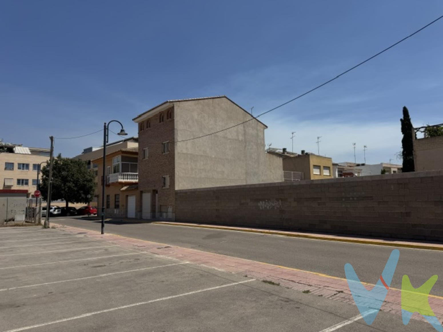 Solar disponible en Museros, un lugar perfecto para construir la casa de sus sueños. Dispone de una superficie de 117 metros cuadrados, ofrece el potencial ideal para desarrollar un proyecto residencial personalizado que se adapte a sus necesidades y deseos.La ubicación es excepcional, ya que Museros es conocido por su ambiente apacible y por ser una localidad que cuenta con todos los servicios necesarios para disfrutar de la vida cotidiana. Aquí podrá disfrutar de un estilo de vida tranquilo sin renunciar a la cercanía de la ciudad. Gracias a su buena comunicación con otras localidades vecinas, acceder a Valencia y su amplia oferta cultural y de ocio resulta fácil y rápido.La zona en la que se encuentra el solar es tranquila y segura, ideal para familias que buscan un lugar donde crecer y disfrutar del aire libre. Museros cuenta con colegios, tiendas y áreas recreativas, lo que la convierte en una opción perfecta tanto para quienes desean disfrutar de la naturaleza como para aquellos que buscan una comunidad activa y amigable.Visitar este terreno es esencial para comprender su verdadero potencial. Una vez allí, podrá observar de primera mano el ambiente tranquilo que lo rodea. Adquirir esta finca en Museros no solo significa invertir en un inmueble, sino en un estilo de vida. Su localización estratégica le permitirá disfrutar de lo mejor de la vida rural y urbana en un solo lugar. La mezcla perfecta entre tranquilidad y accesibilidad se ofrece en este espacio, que podría convertirse en el refugio que siempre ha deseado.Si está buscando una oportunidad de construcción que le permita diseñar un nuevo hogar en un entorno privilegiado, no dude en programar una visita. Contáctenos y déjenos mostrarle todo lo que esta propiedad tiene para ofrecer. La venta de este inmueble está gestionada en exclusiva por nuestra inmobiliaria, con el objetivo de ofrecer un servicio profesional, ágil y transparente tanto a los propietarios como a los compradores.  Si desea recibir más información, concretar una visita o resolver cualquier duda, estaremos encantados de atenderle. Le rogamos contacte directamente con nuestra agencia para cualquier gestión relacionada con la vivienda. Asimismo, agradecemos que, por respeto a la privacidad de los propietarios, no se dirijan directamente a la propiedad ni les ocasionen molestias. Nuestro equipo está a su disposición para acompañarle en todo el proceso y ofrecerle la mejor atención. El solar se vende como cuerpo cierto, en las condiciones fi?sicas (entre otras, verdadera superficie que demarcara? sus propias medianeras y estado de conservacio?n) juri?dicas y de calificacio?n urbani?stica, se transmite y adquiere exonerando a la parte vendedora de toda responsabilidad al respecto.La venta del inmueble esta sujeta a I.V.A. ya que la propiedad actúa como empresario o profesional.  
